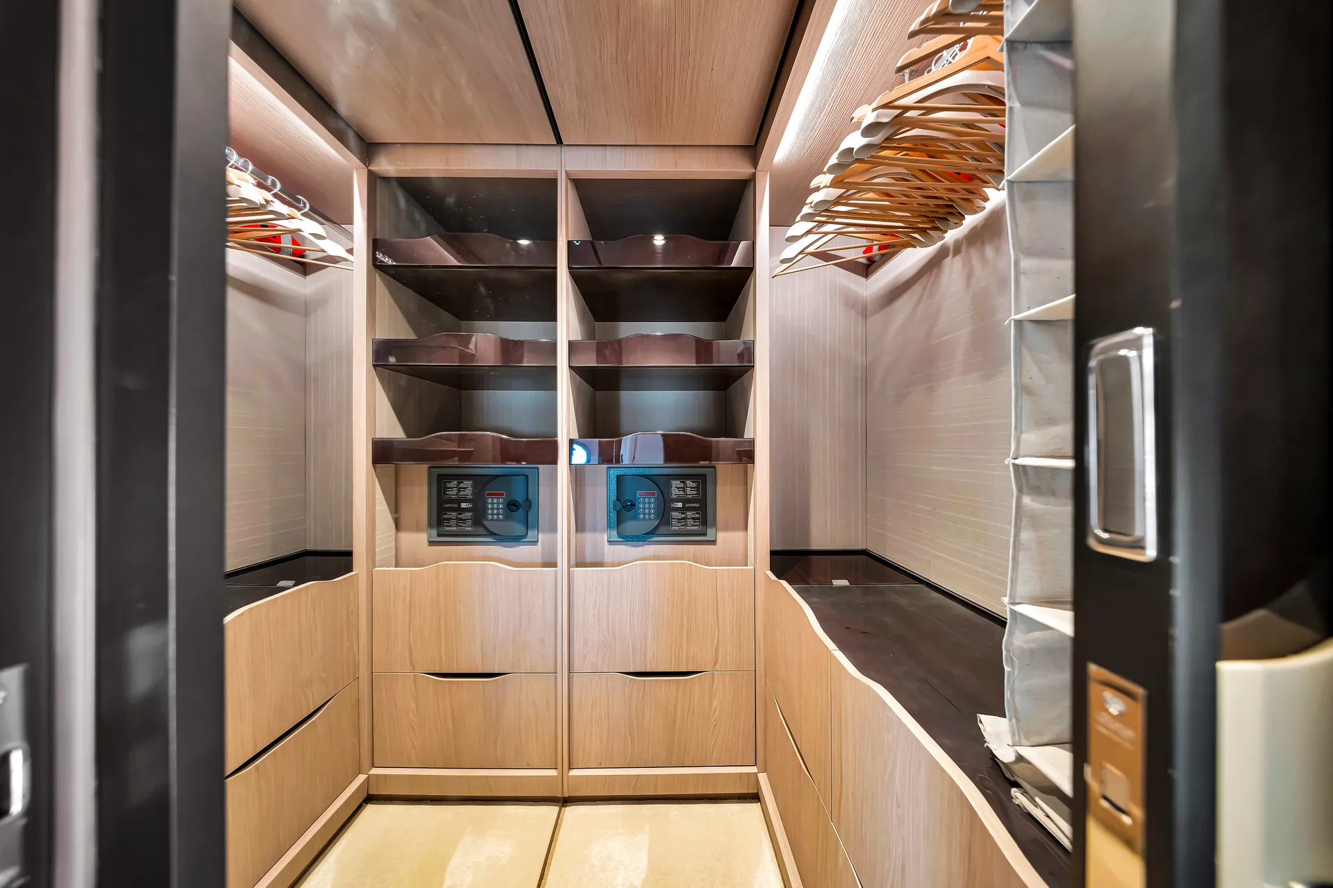 88ft Azimut "Cloud 9" –  Luxury Spacious Yacht w/ Jacuzzi