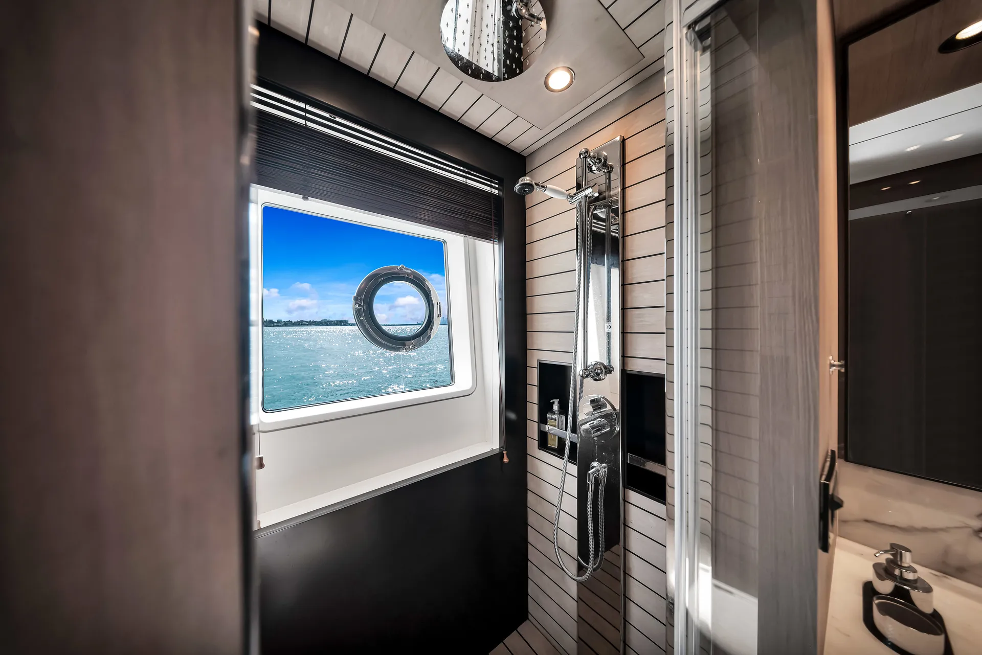 88ft Azimut "Cloud 9" –  Luxury Spacious Yacht w/ Jacuzzi