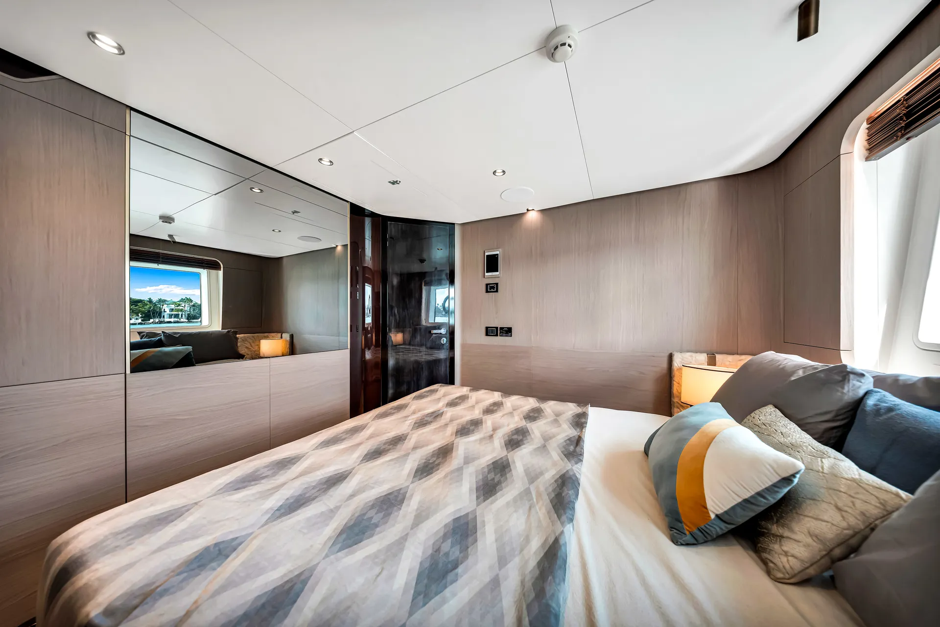88ft Azimut "Cloud 9" –  Luxury Spacious Yacht w/ Jacuzzi