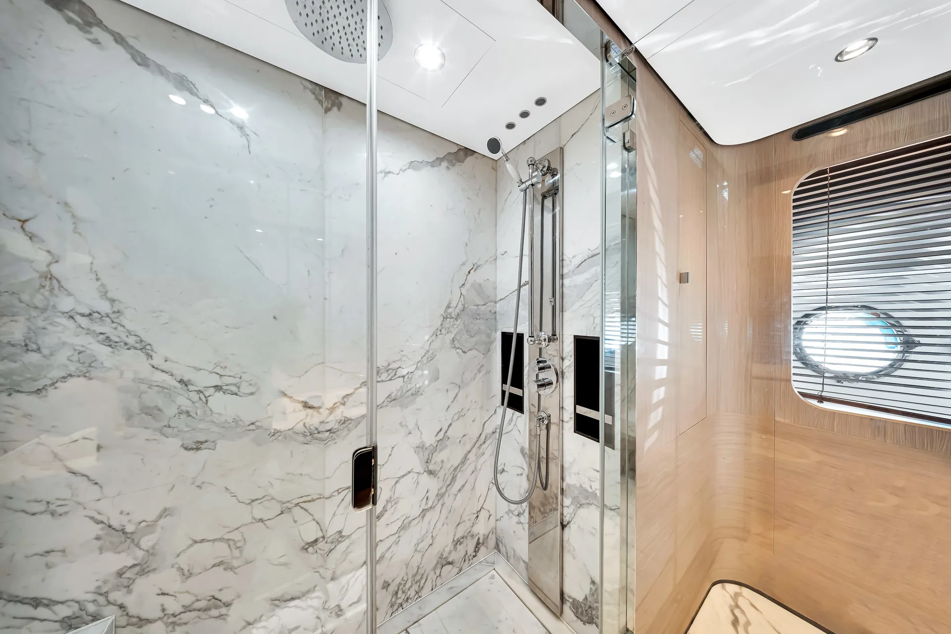 88ft Azimut "Cloud 9" –  Luxury Spacious Yacht w/ Jacuzzi