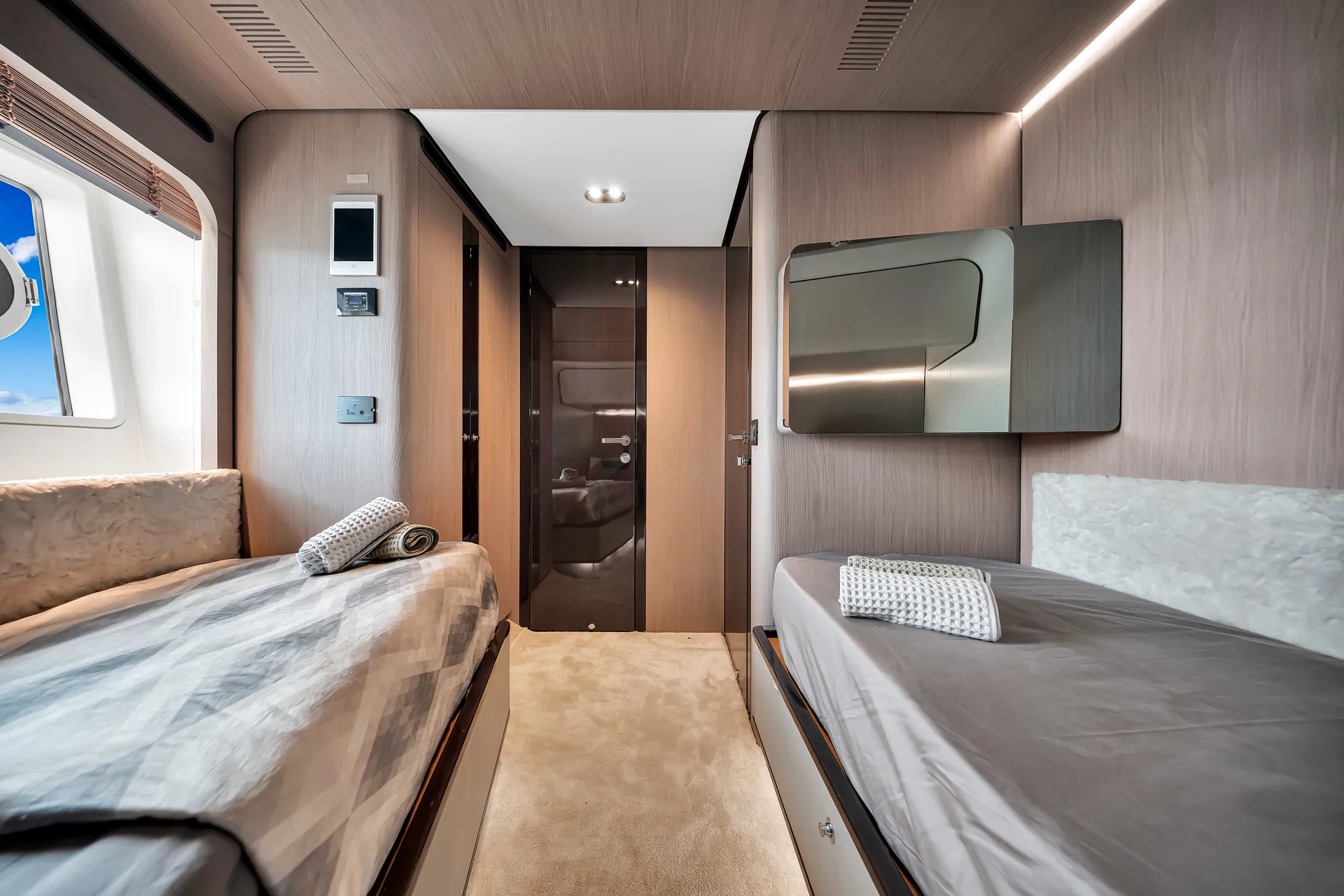88ft Azimut "Cloud 9" –  Luxury Spacious Yacht w/ Jacuzzi