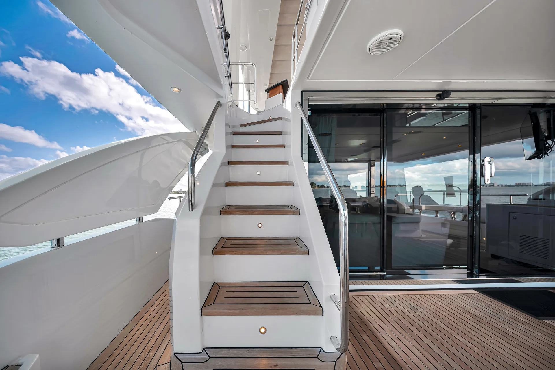 88ft Azimut "Cloud 9" –  Luxury Spacious Yacht w/ Jacuzzi