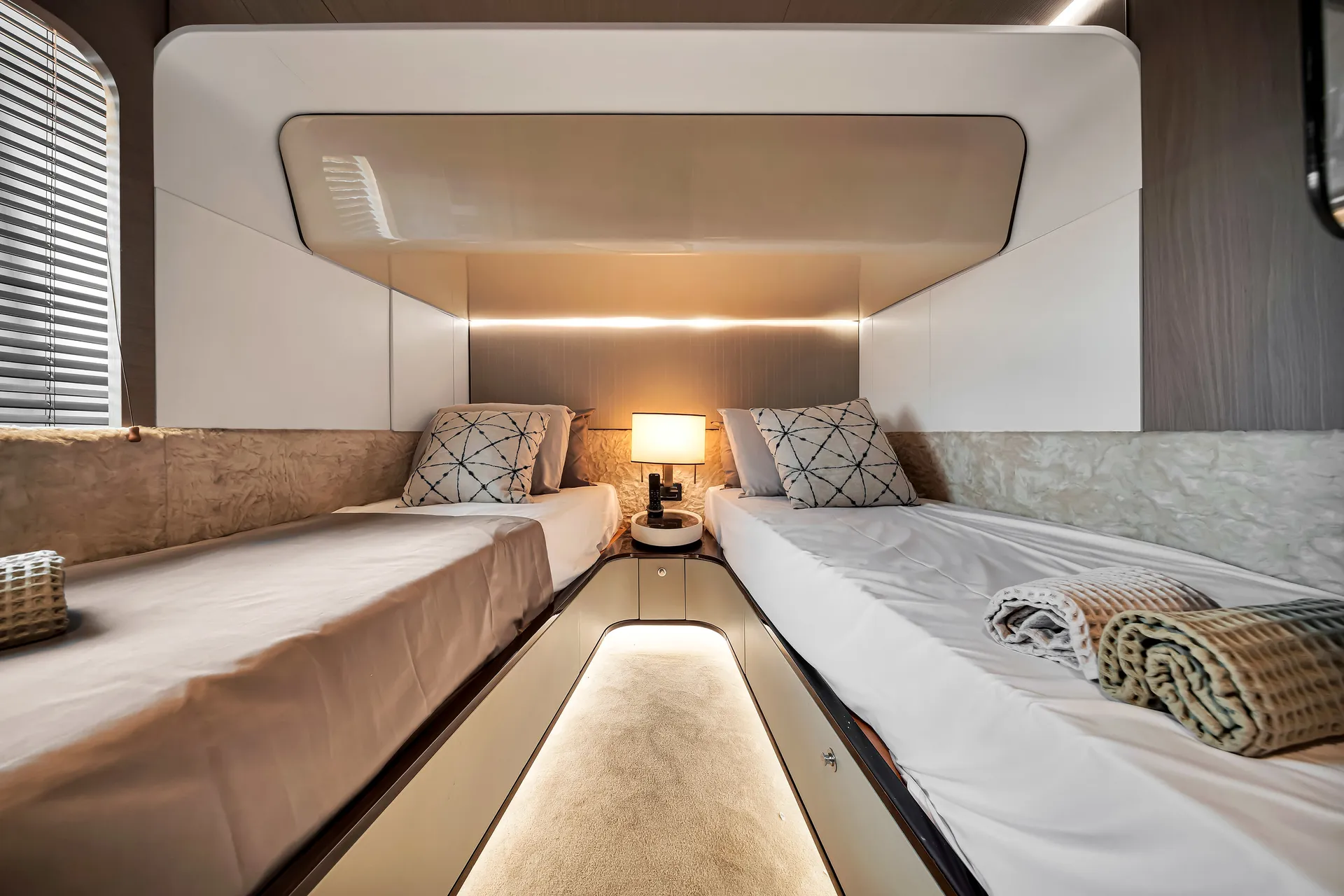 88ft Azimut "Cloud 9" –  Luxury Spacious Yacht w/ Jacuzzi