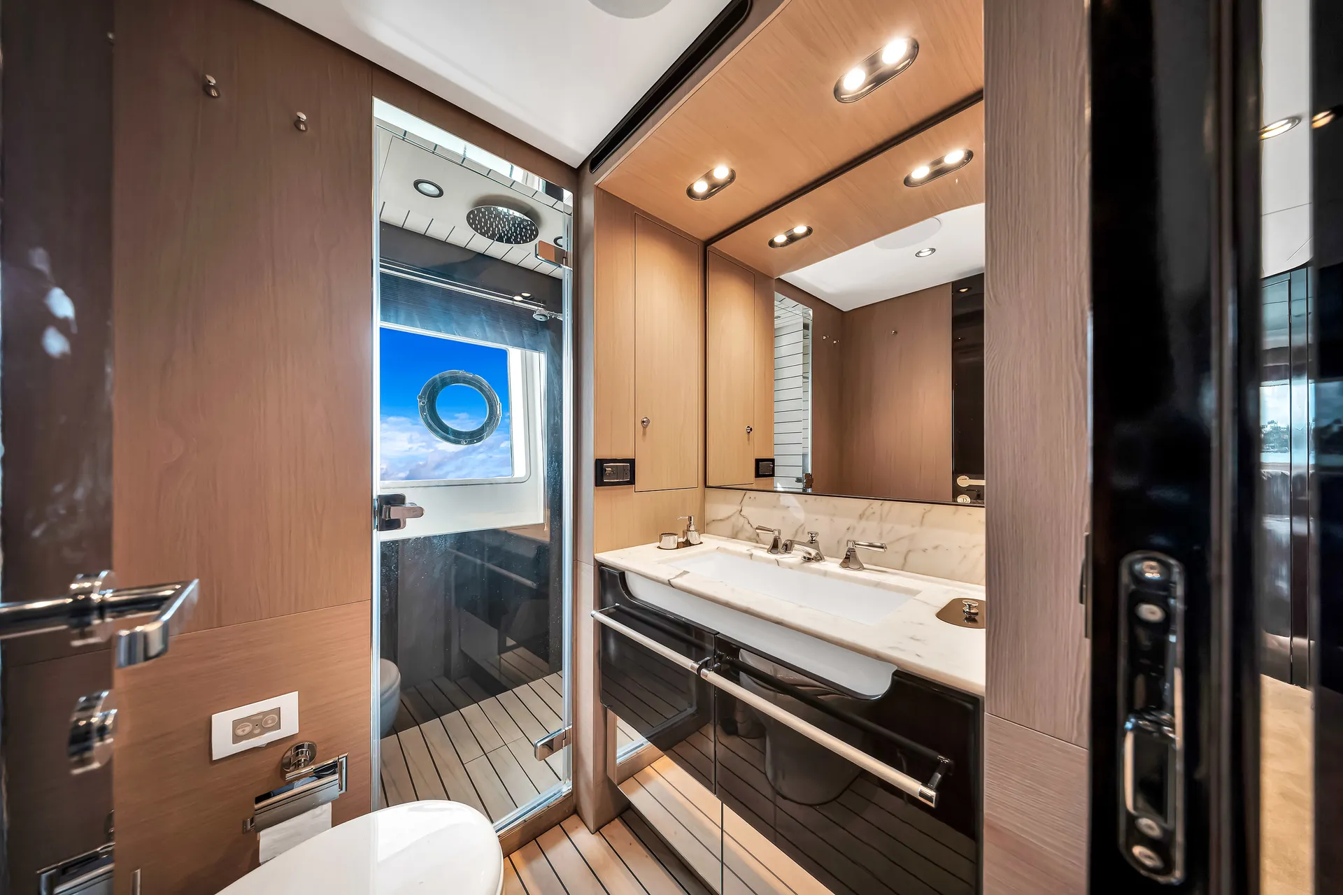 88ft Azimut "Cloud 9" –  Luxury Spacious Yacht w/ Jacuzzi