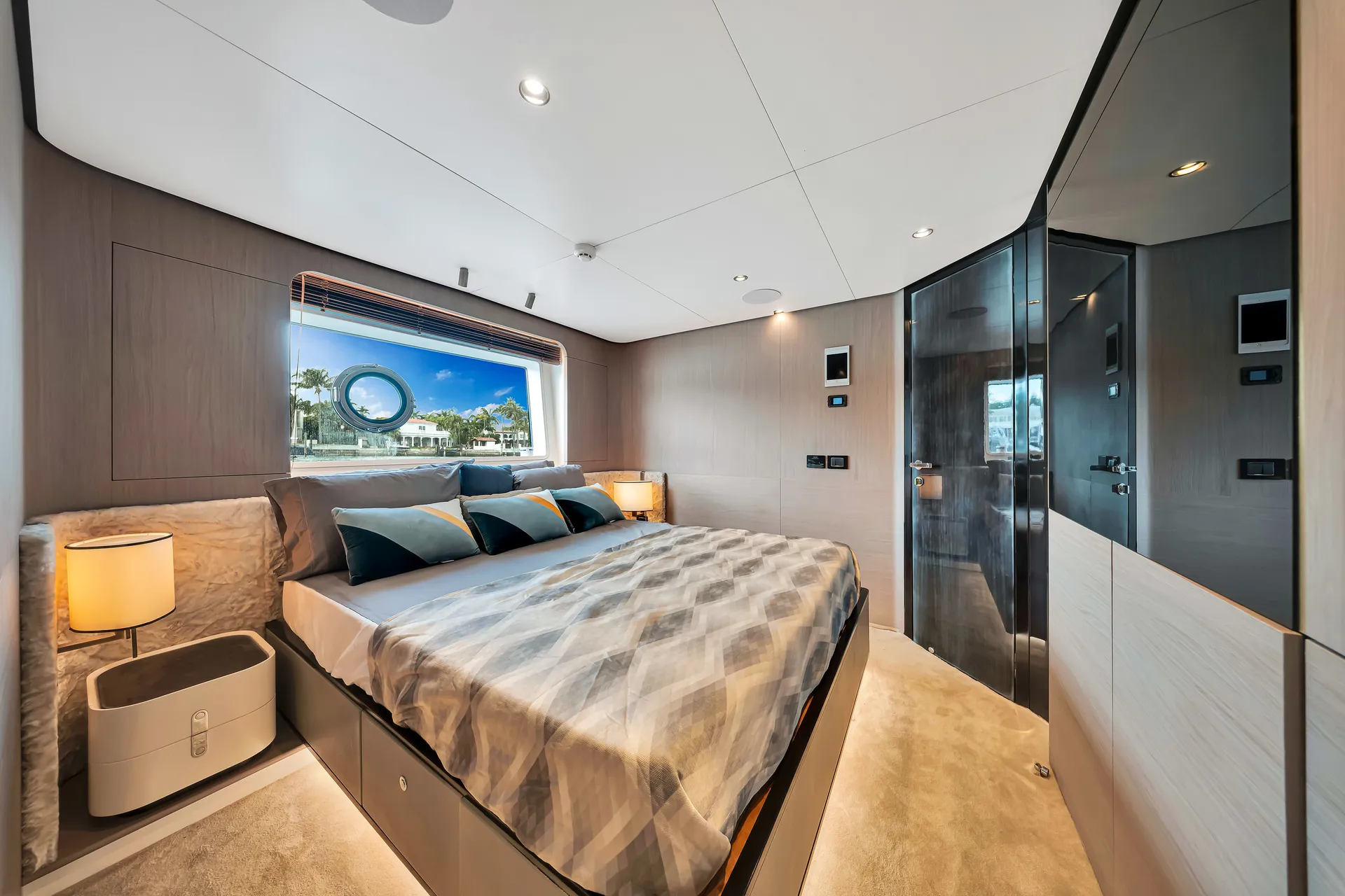 88ft Azimut "Cloud 9" –  Luxury Spacious Yacht w/ Jacuzzi