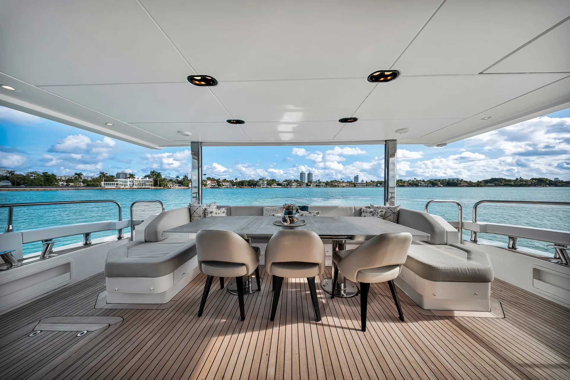 88ft Azimut "Cloud 9" –  Luxury Spacious Yacht w/ Jacuzzi