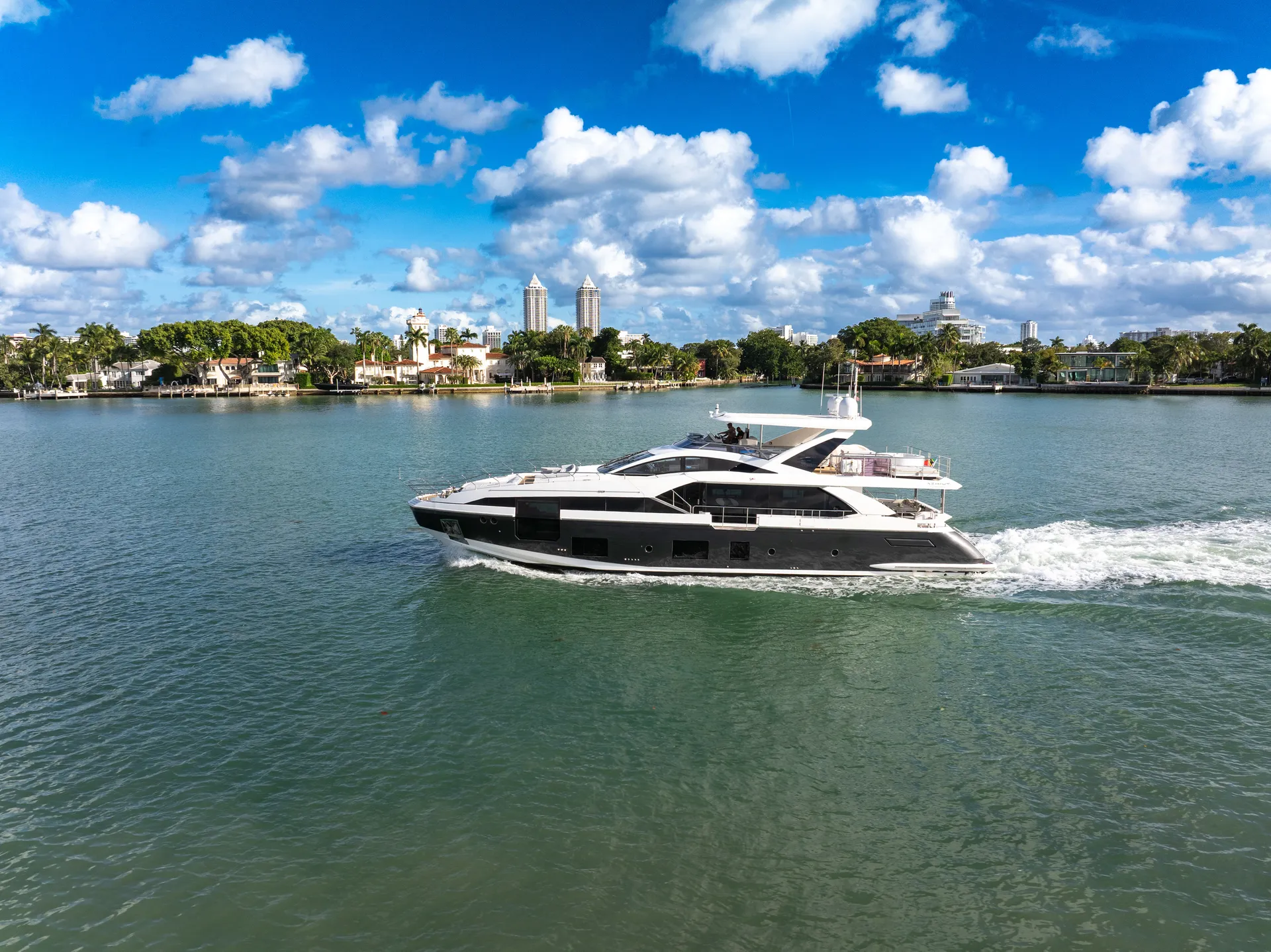 88ft Azimut "Cloud 9" –  Luxury Spacious Yacht w/ Jacuzzi