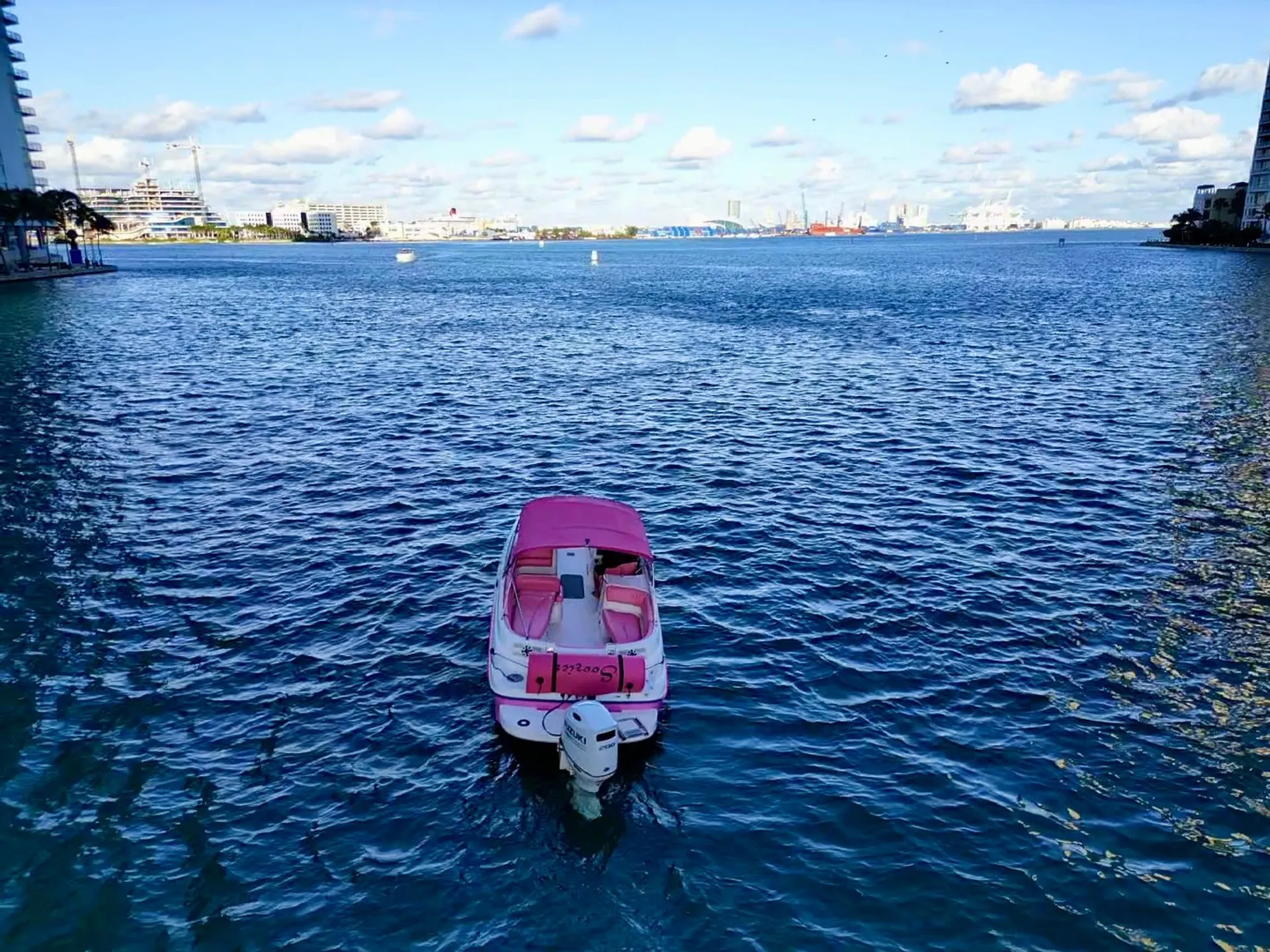 Miami River Bayliner 26' — Easy Access, Seats 11