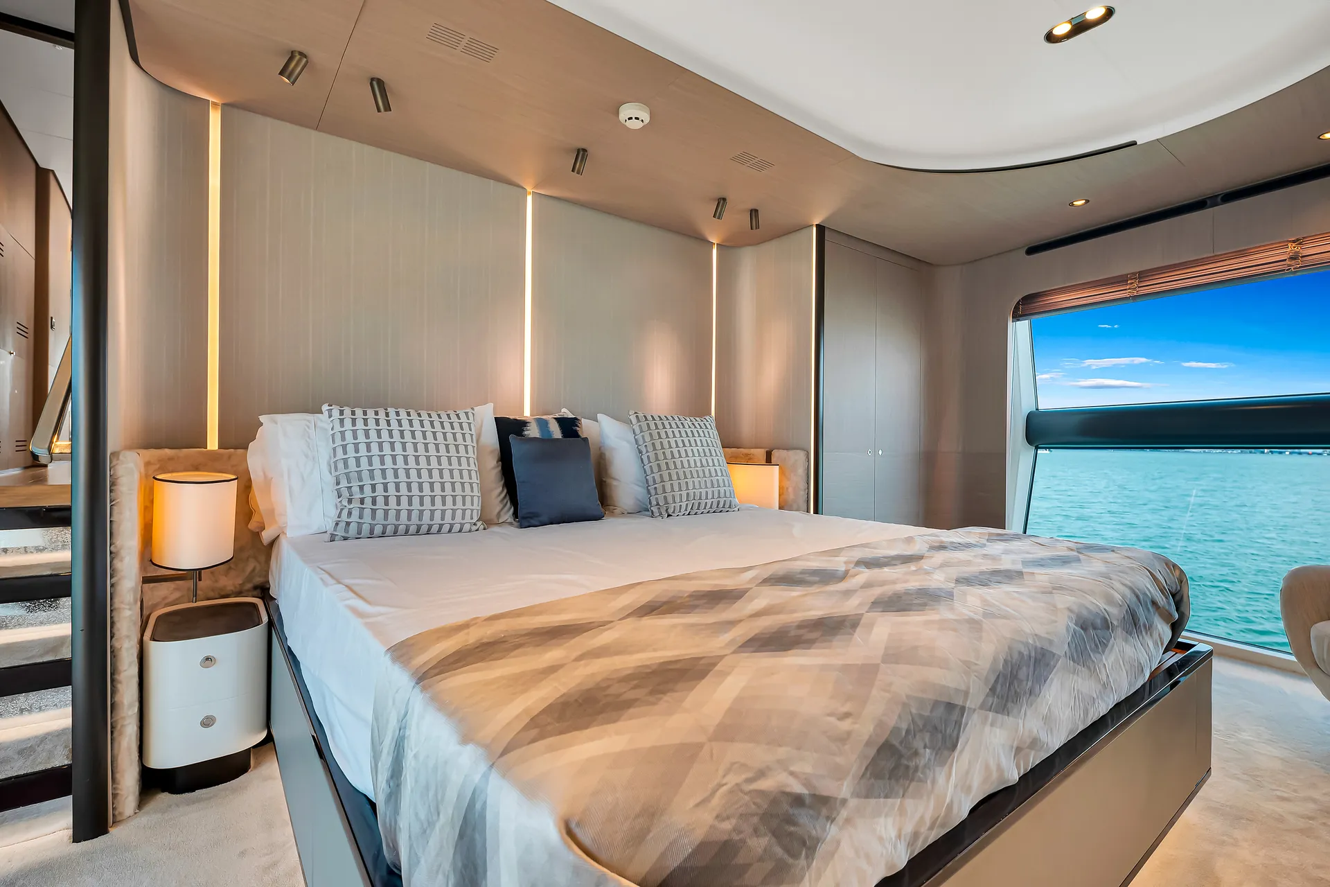 88ft Azimut "Cloud 9" –  Luxury Spacious Yacht w/ Jacuzzi