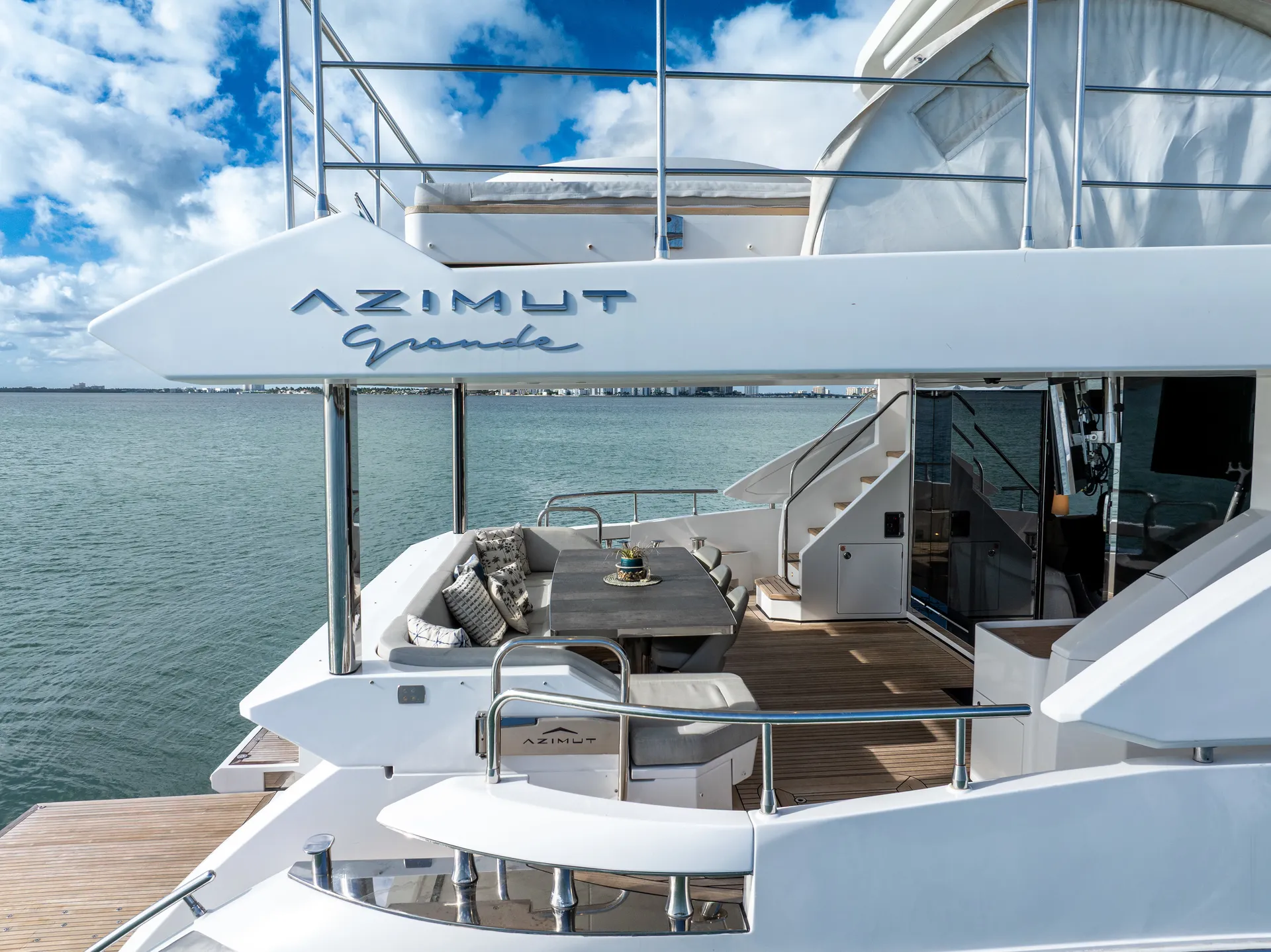 88ft Azimut "Cloud 9" –  Luxury Spacious Yacht w/ Jacuzzi