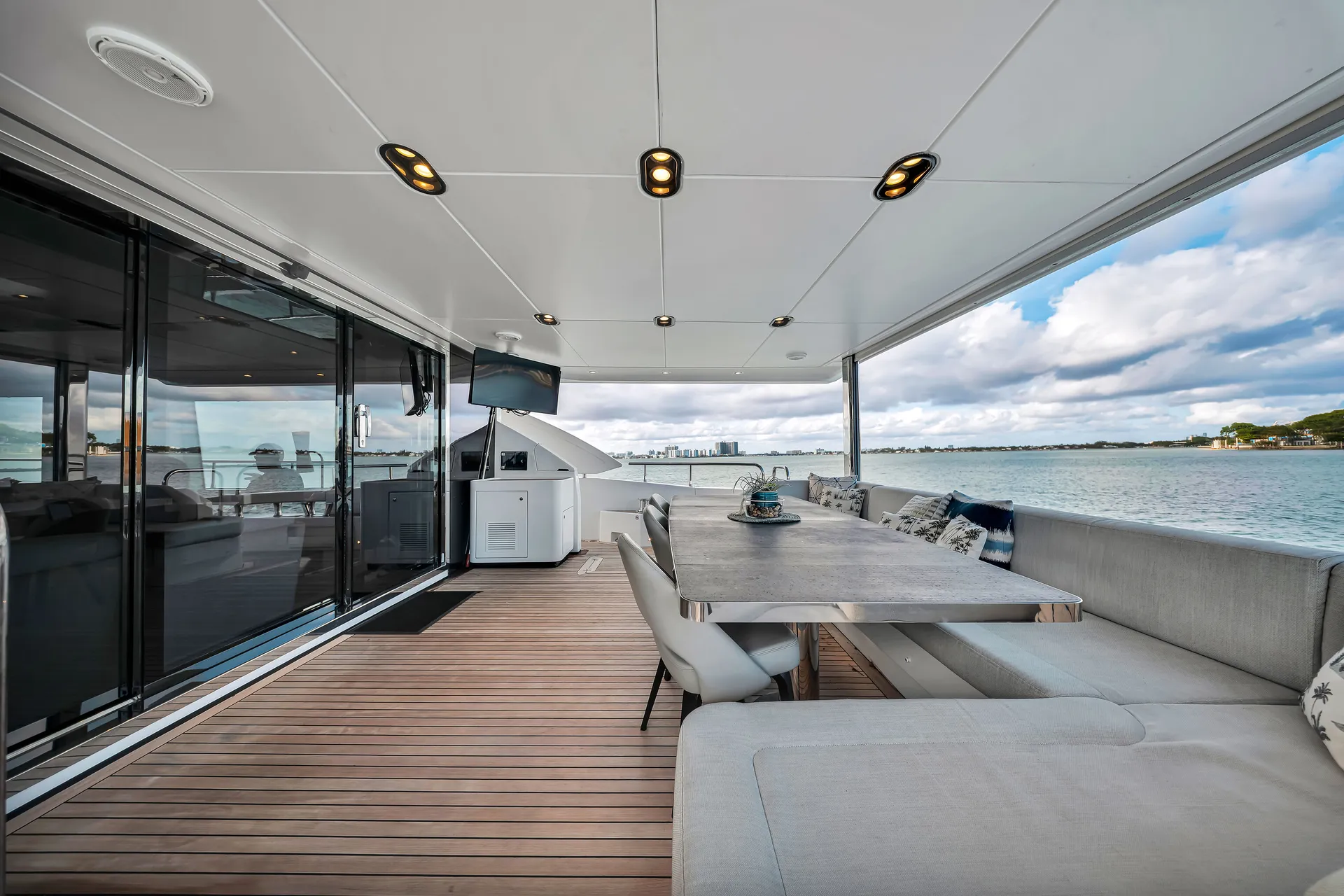 88ft Azimut "Cloud 9" –  Luxury Spacious Yacht w/ Jacuzzi