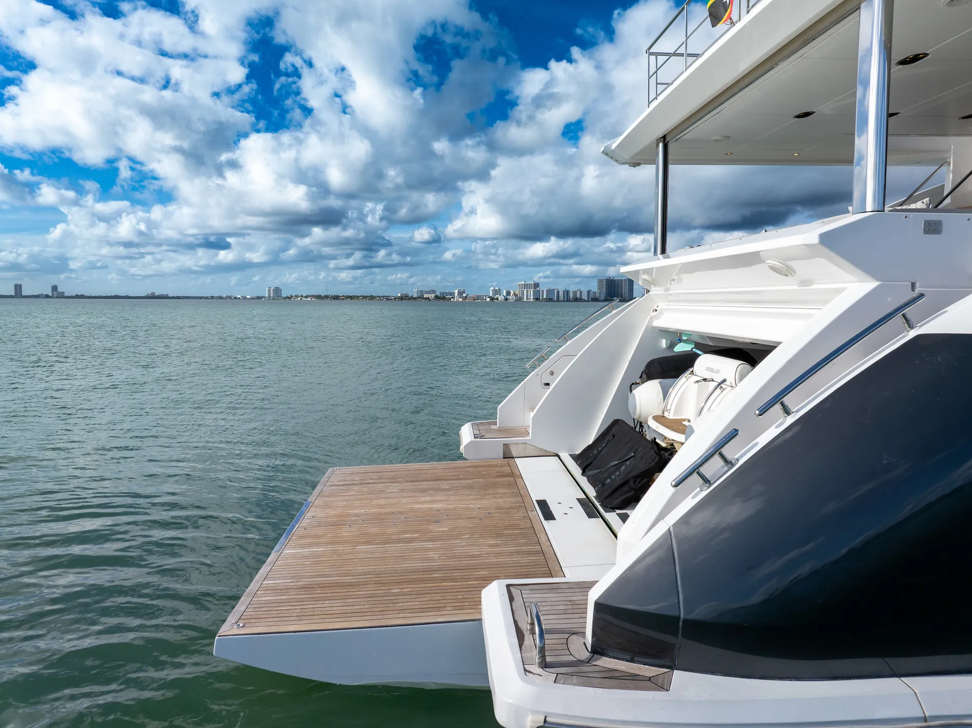 88ft Azimut "Cloud 9" –  Luxury Spacious Yacht w/ Jacuzzi