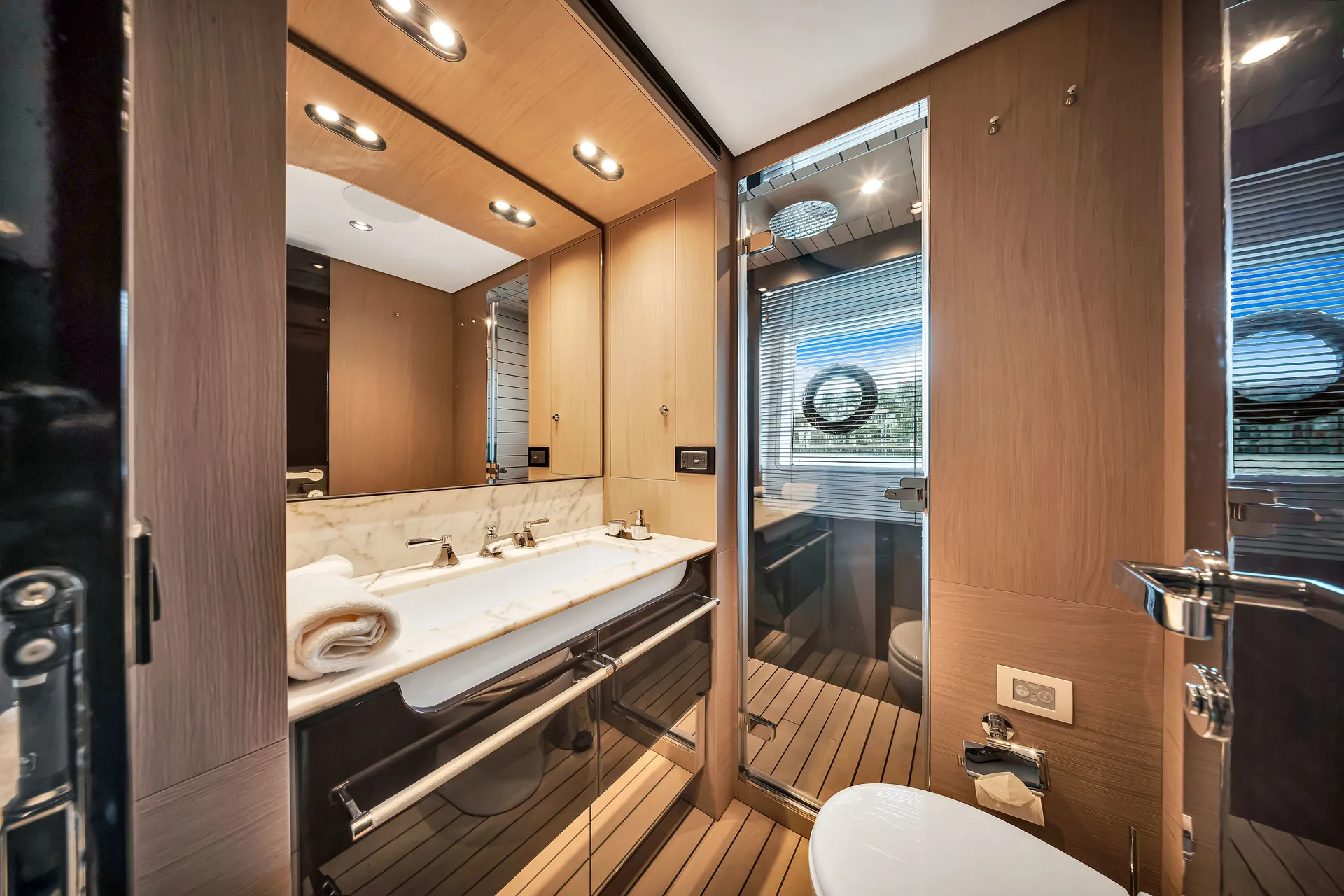 88ft Azimut "Cloud 9" –  Luxury Spacious Yacht w/ Jacuzzi