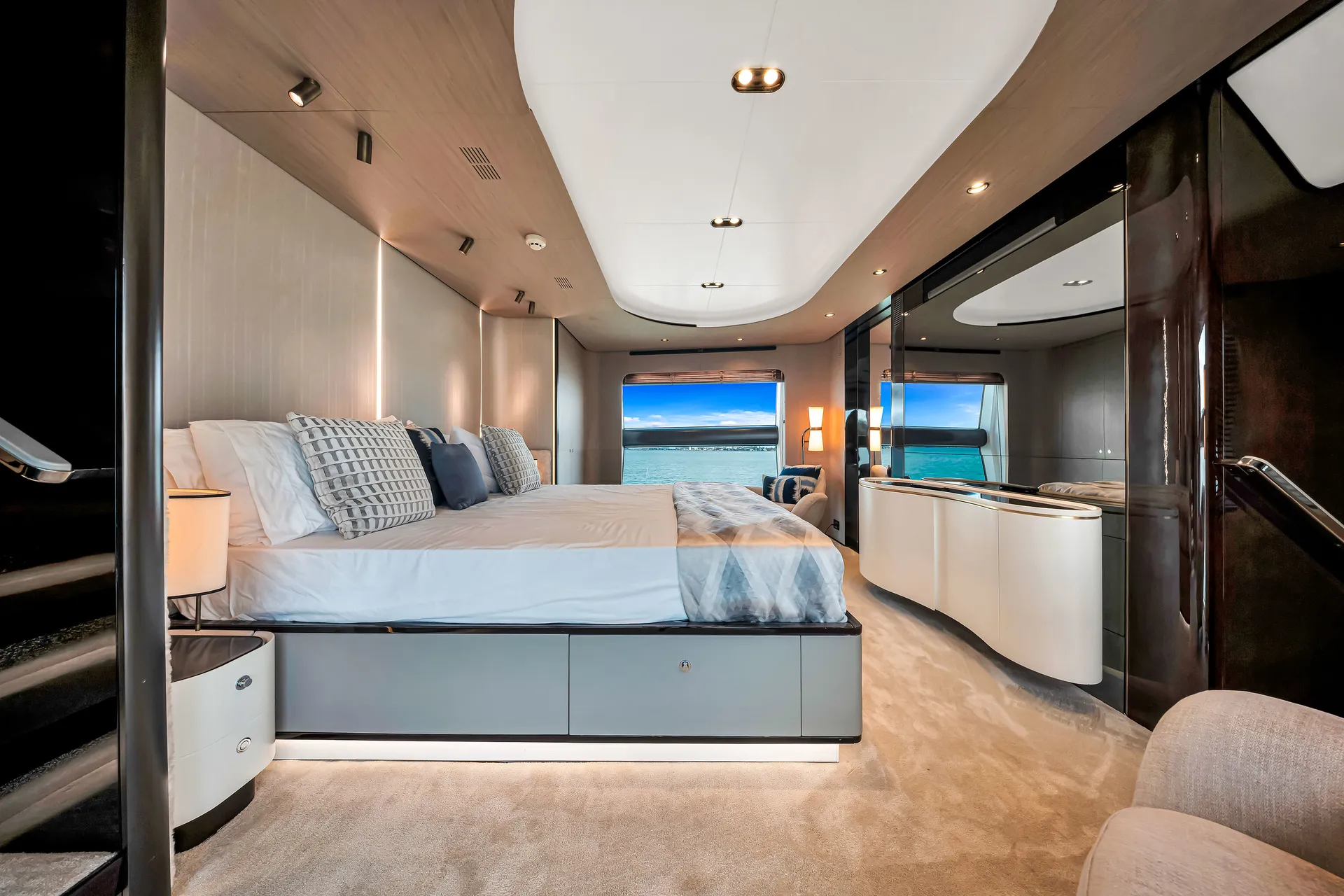 88ft Azimut "Cloud 9" –  Luxury Spacious Yacht w/ Jacuzzi