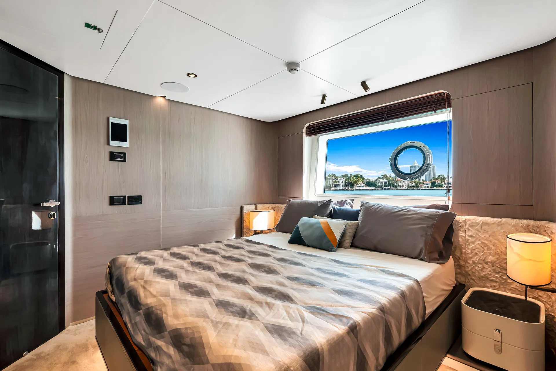 88ft Azimut "Cloud 9" –  Luxury Spacious Yacht w/ Jacuzzi
