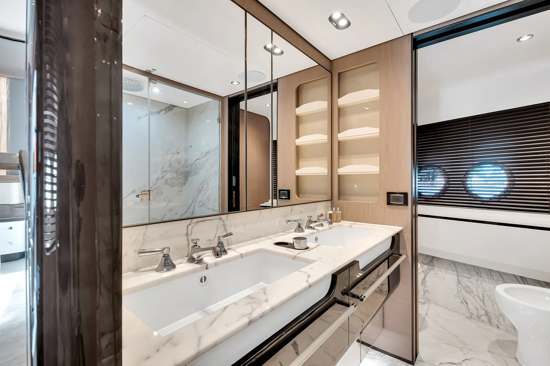 88ft Azimut "Cloud 9" –  Luxury Spacious Yacht w/ Jacuzzi