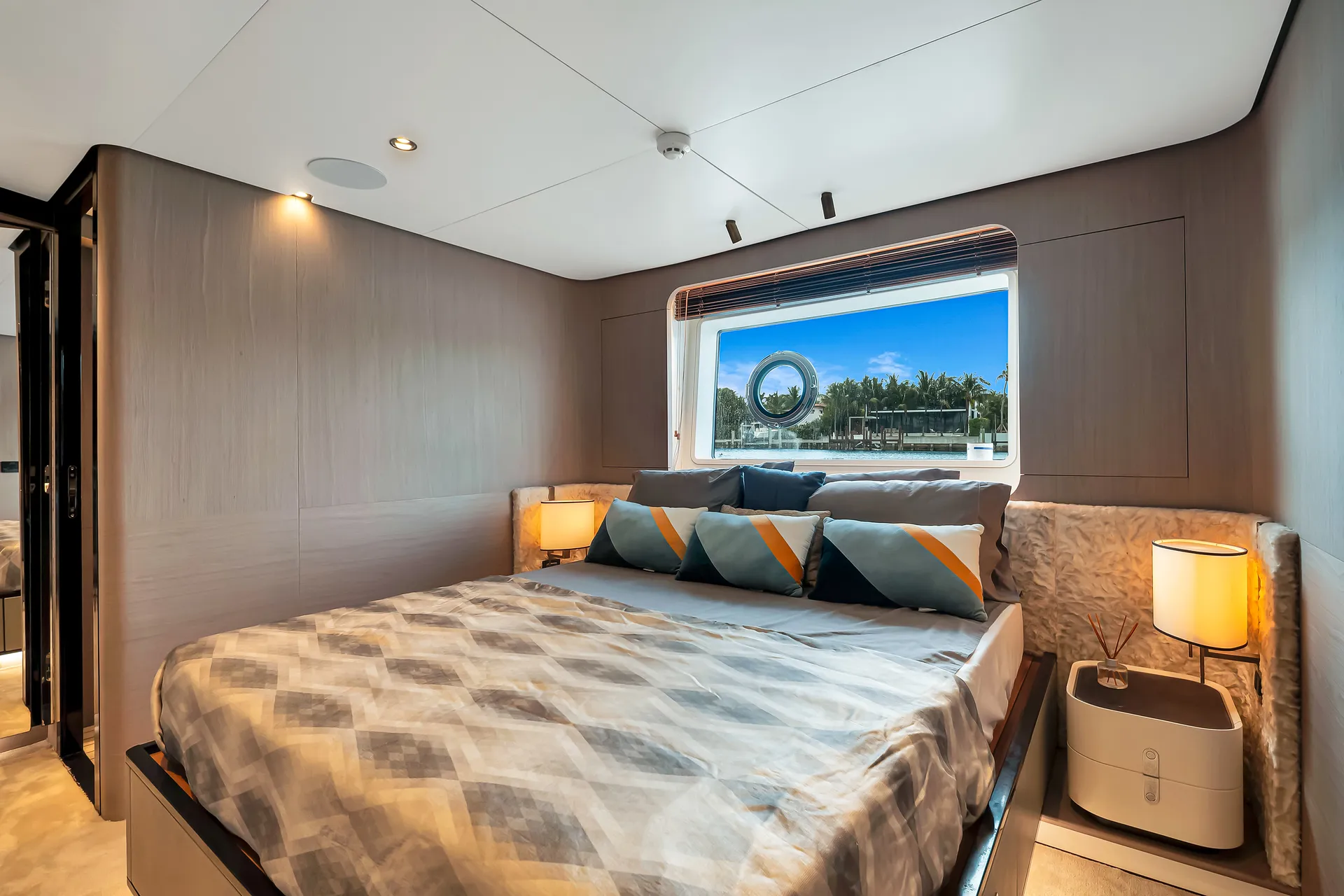 88ft Azimut "Cloud 9" –  Luxury Spacious Yacht w/ Jacuzzi