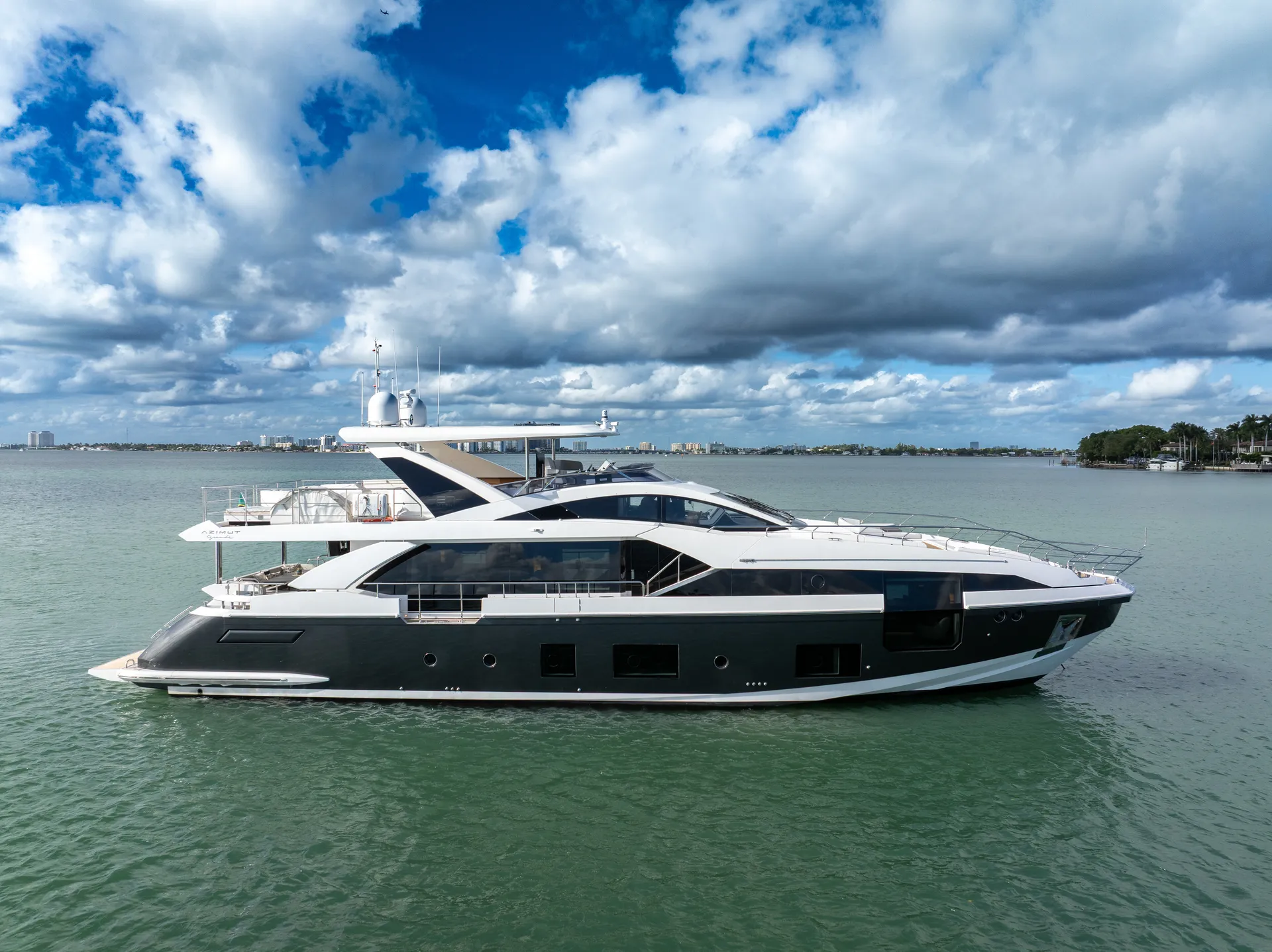 88ft Azimut "Cloud 9" –  Luxury Spacious Yacht w/ Jacuzzi