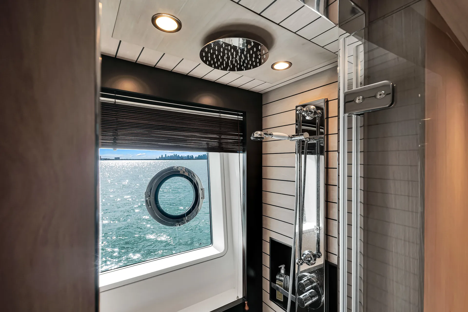 88ft Azimut "Cloud 9" –  Luxury Spacious Yacht w/ Jacuzzi