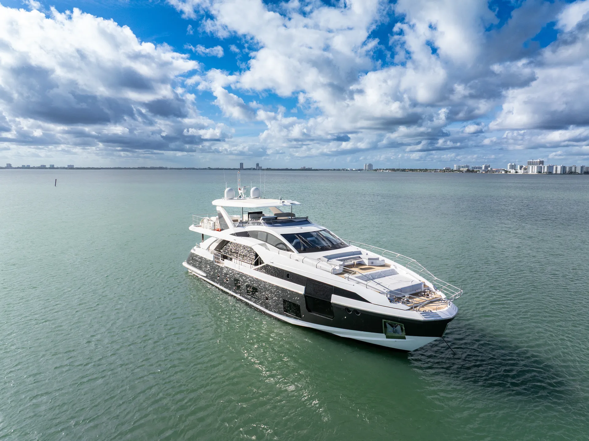 88ft Azimut "Cloud 9" –  Luxury Spacious Yacht w/ Jacuzzi