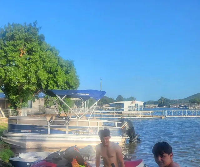 Rent a SUN TRACKER pontoon in Graford, TX near me