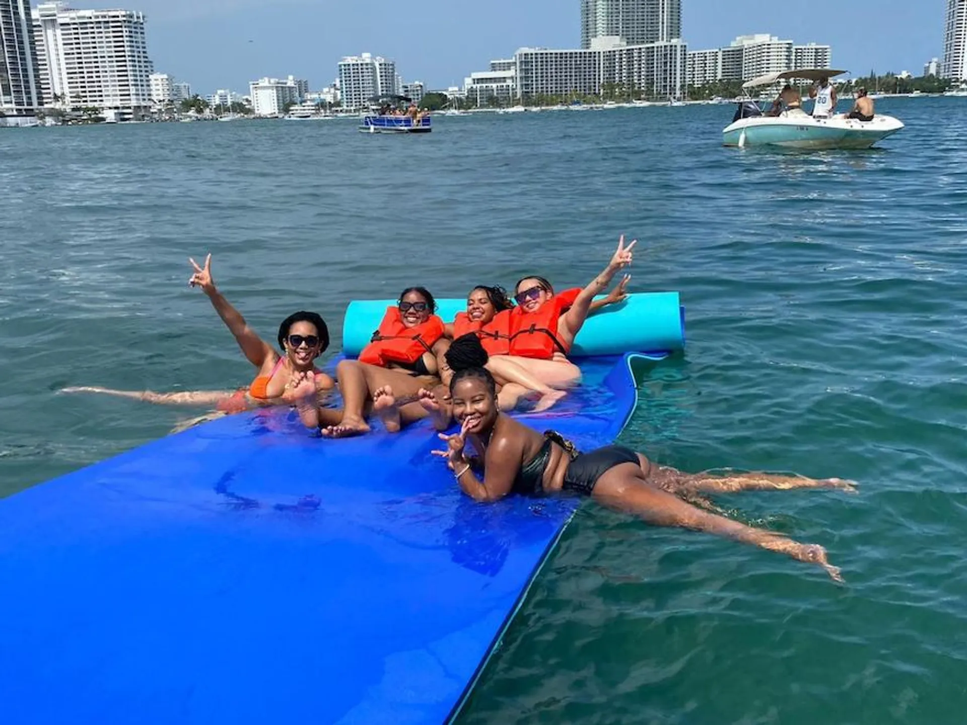 SEA RAY BOATS 400 Sundancer in Miami, FL — photo 4