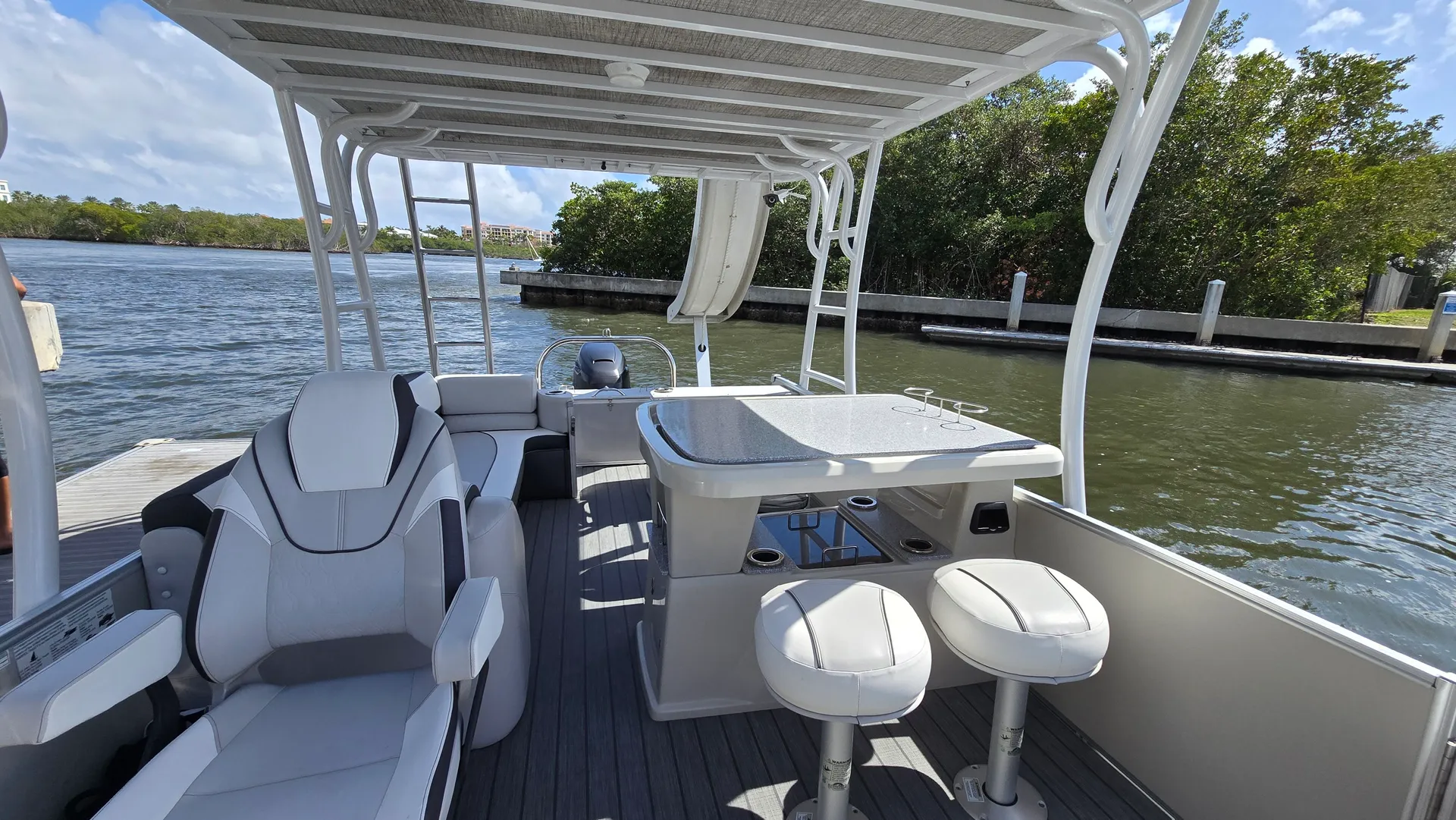 New Avalon Funship Double-Decker Pontoon with Bar and Slide 