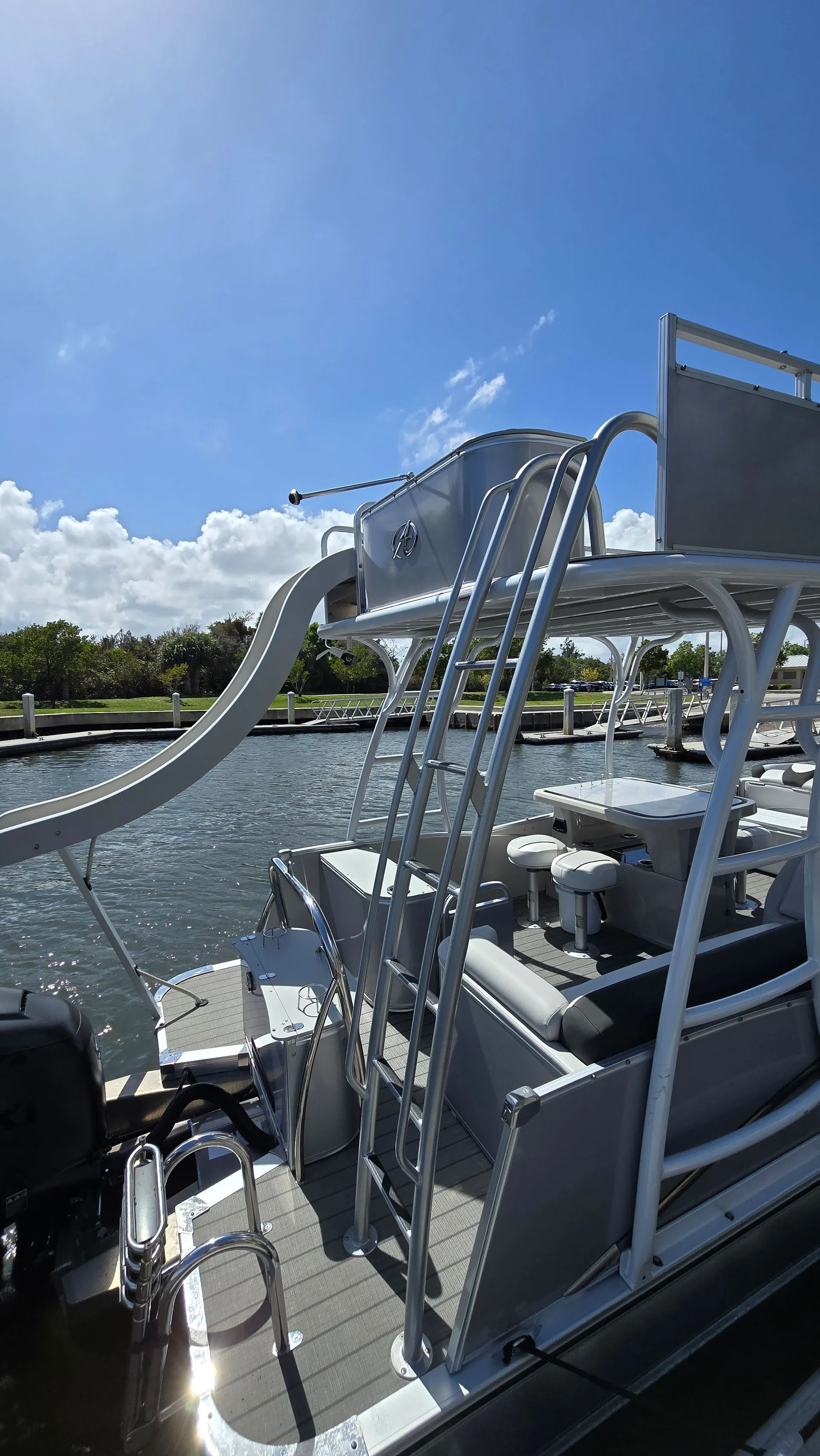 New Avalon Funship Double-Decker Pontoon with Bar and Slide 