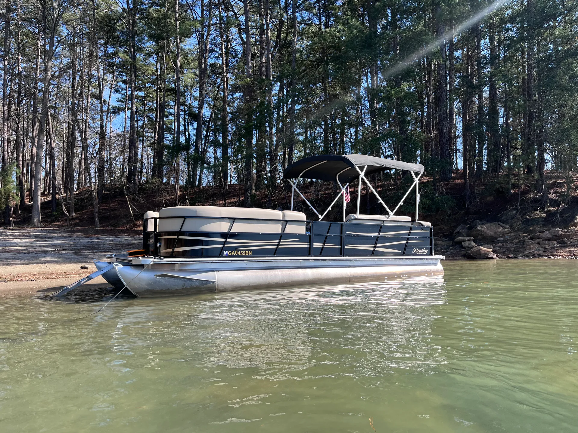 Sunny 24' Pontoon — Comfortable Cruise for 12