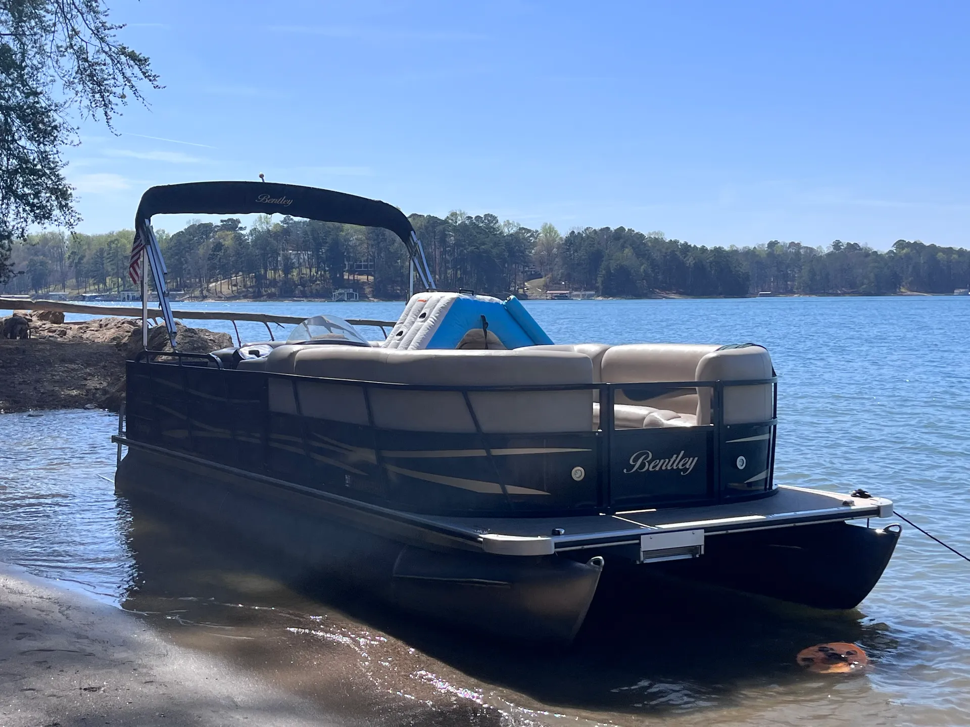 Sunny 24' Pontoon — Comfortable Cruise for 12