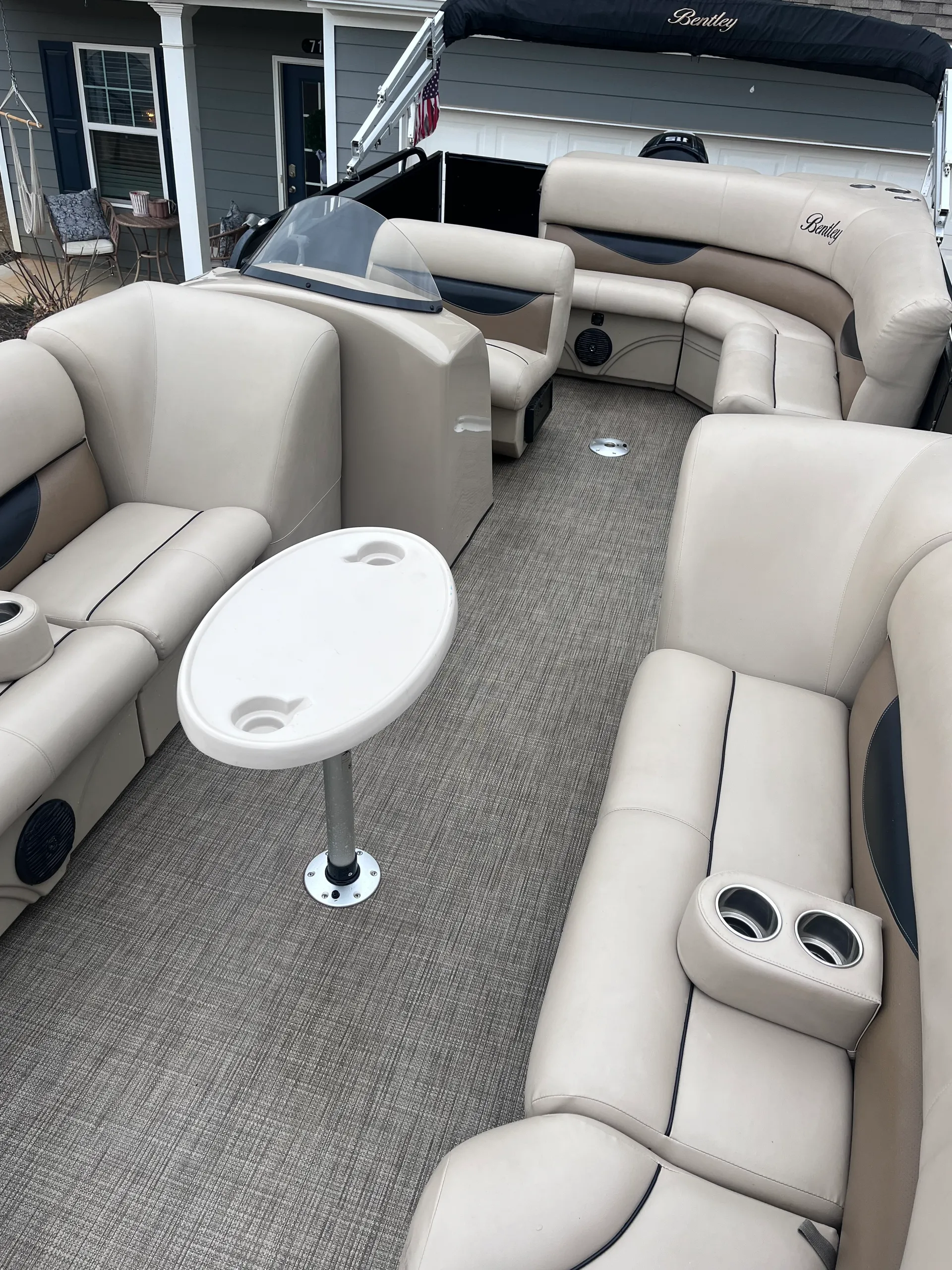 Sunny 24' Pontoon — Comfortable Cruise for 12