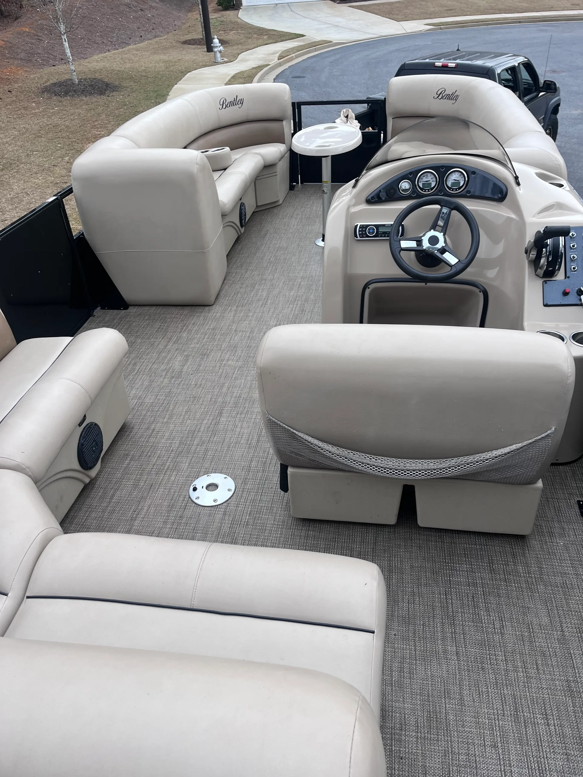 Sunny 24' Pontoon — Comfortable Cruise for 12