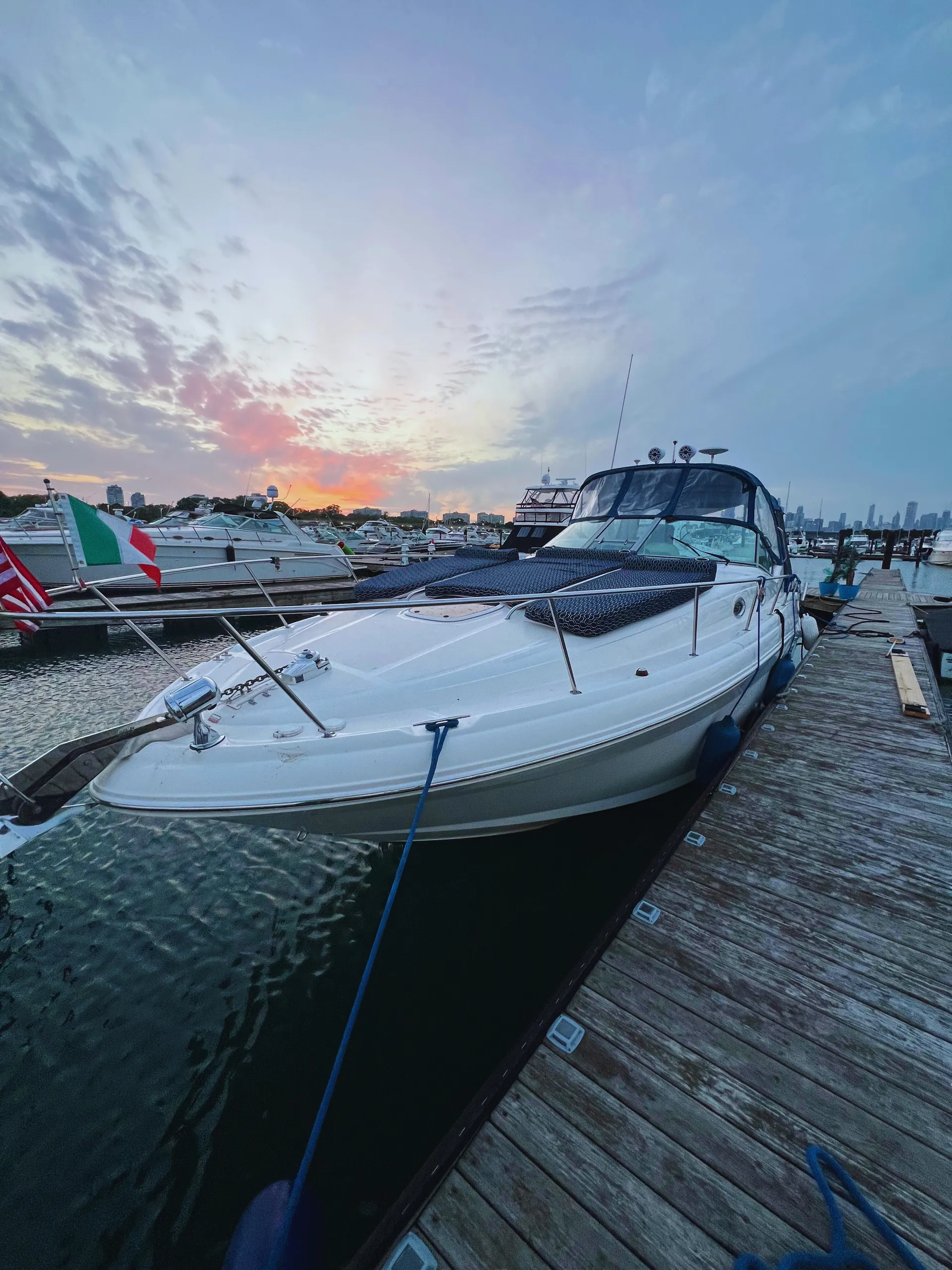 Sea Ray Boats 320 Sundancer in Chicago, IL — photo 6