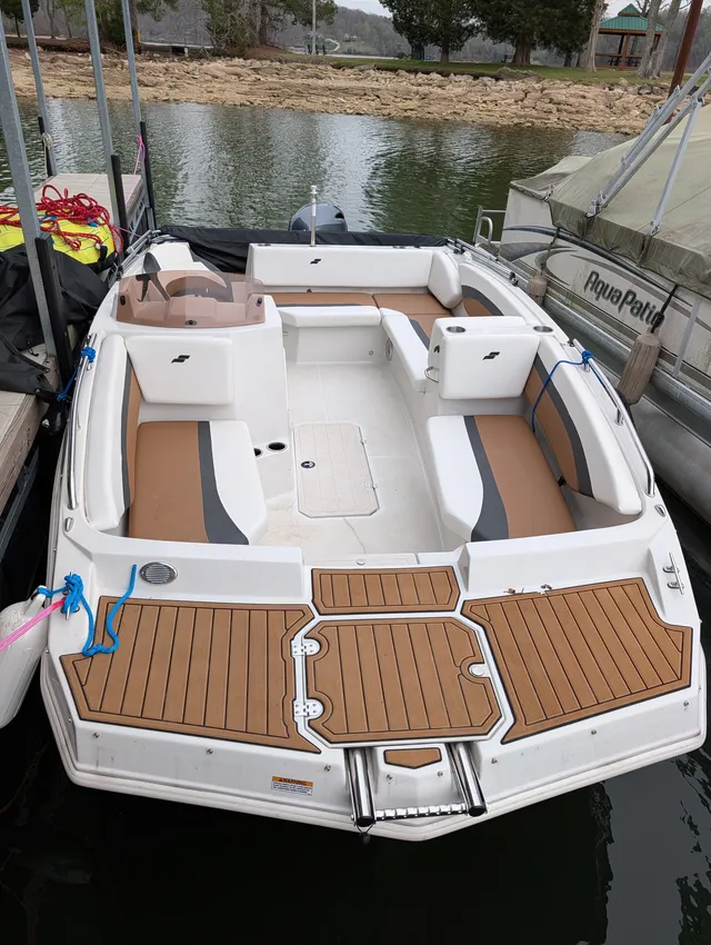 Rent a STARCRAFT MARINE deck boat in Lenoir City, TN near me