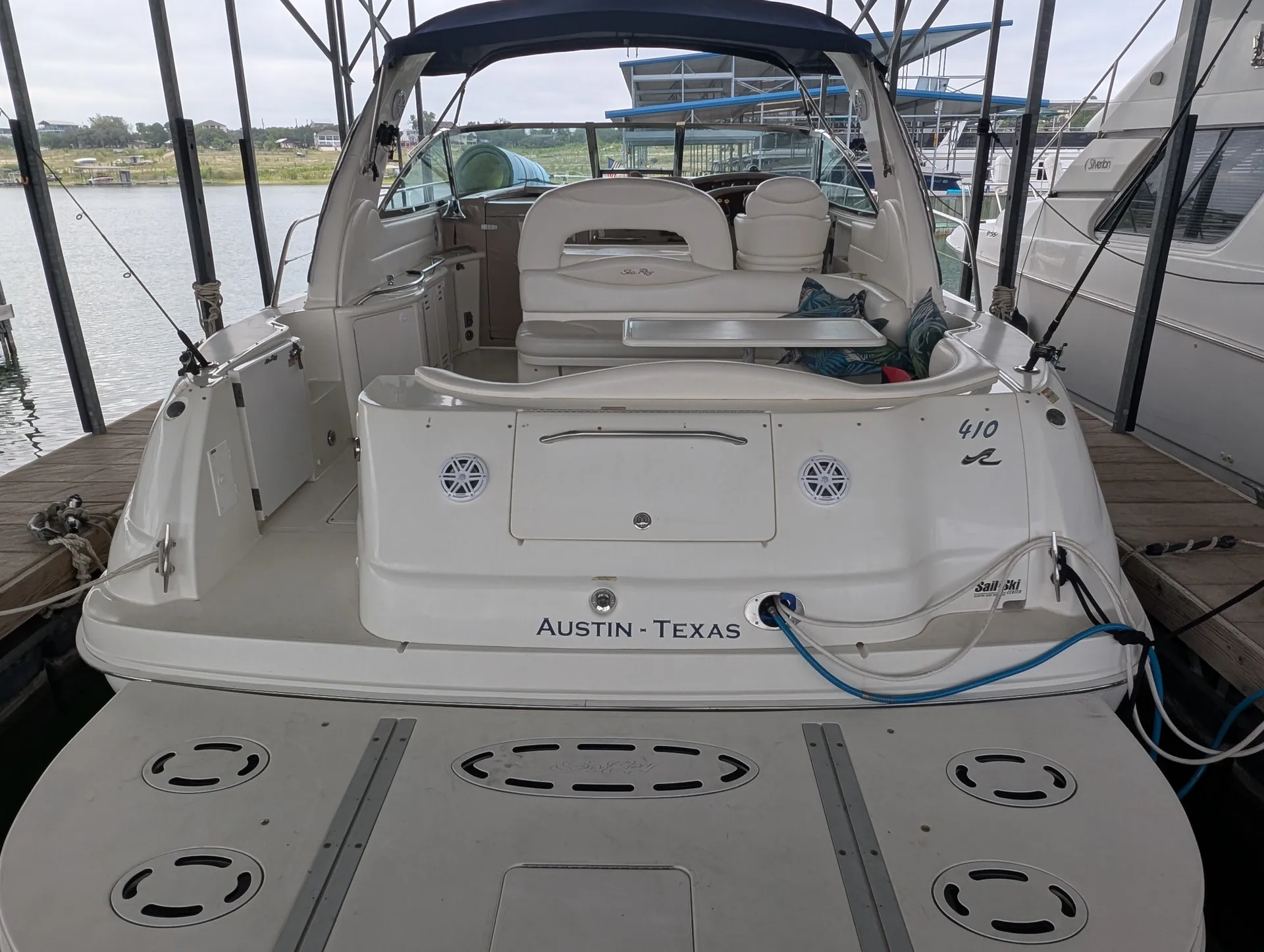 Sea Ray Boats 420 express cruiser in Spicewood, TX — photo 4