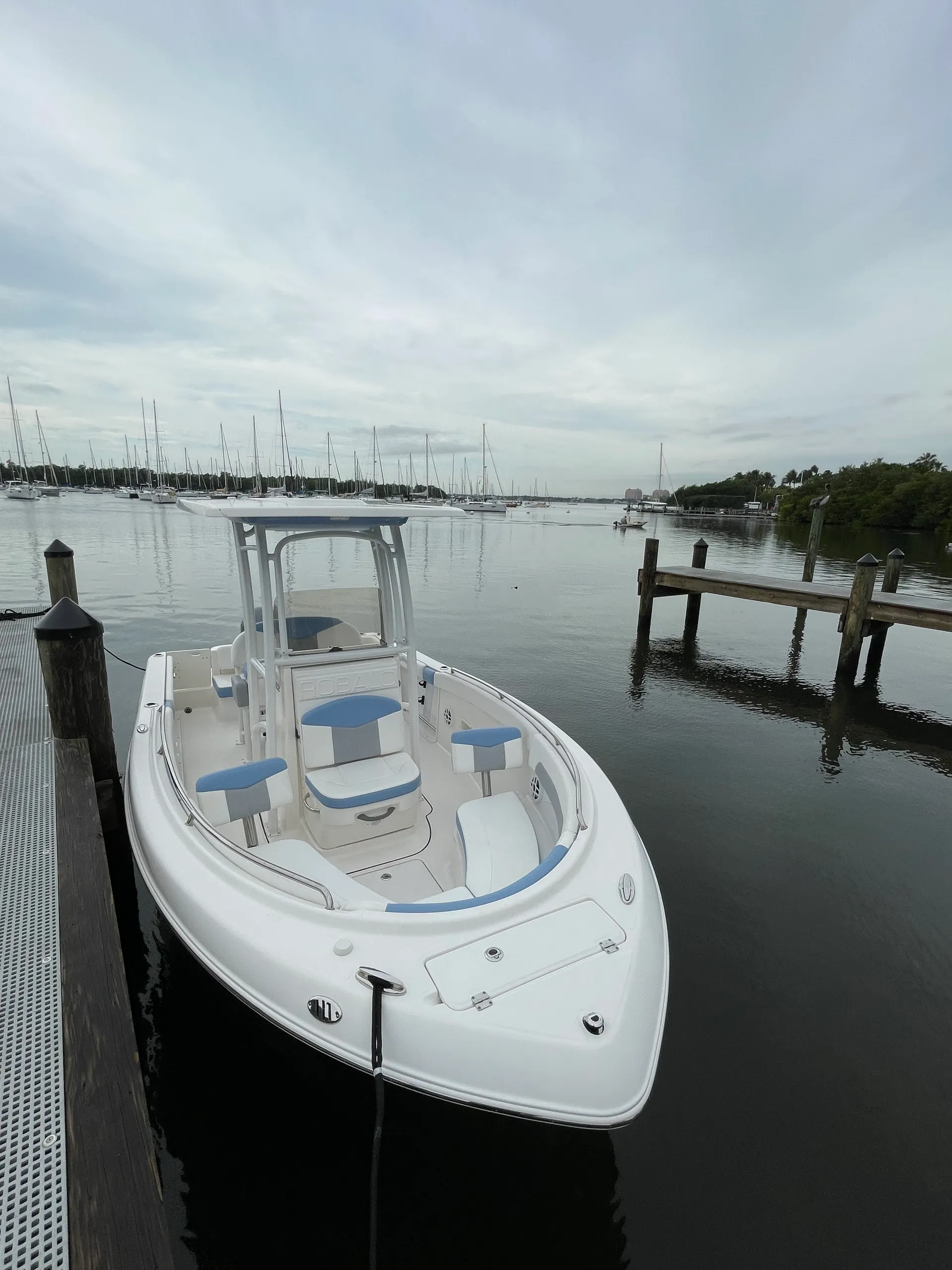 "BOOK WITH US AND GET UP TO ONE HOUR FREE" 2023 ROBALO 22 FT.