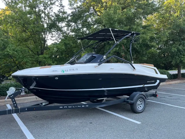 Rent a BAYLINER bow rider in Cornelius, NC near me