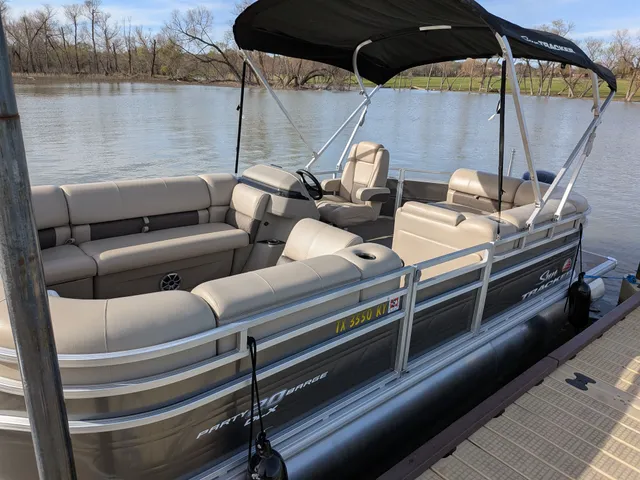 Rent a SUN TRACKER pontoon in Fort Worth, TX near me