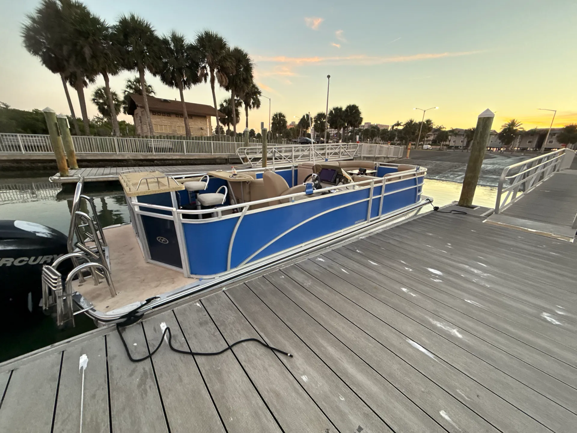 HARRIS FLOTEBOTE 200 SUNLINER FC TRIPLE TUBE W/150L 4-S in St. Petersburg, FL — photo 2