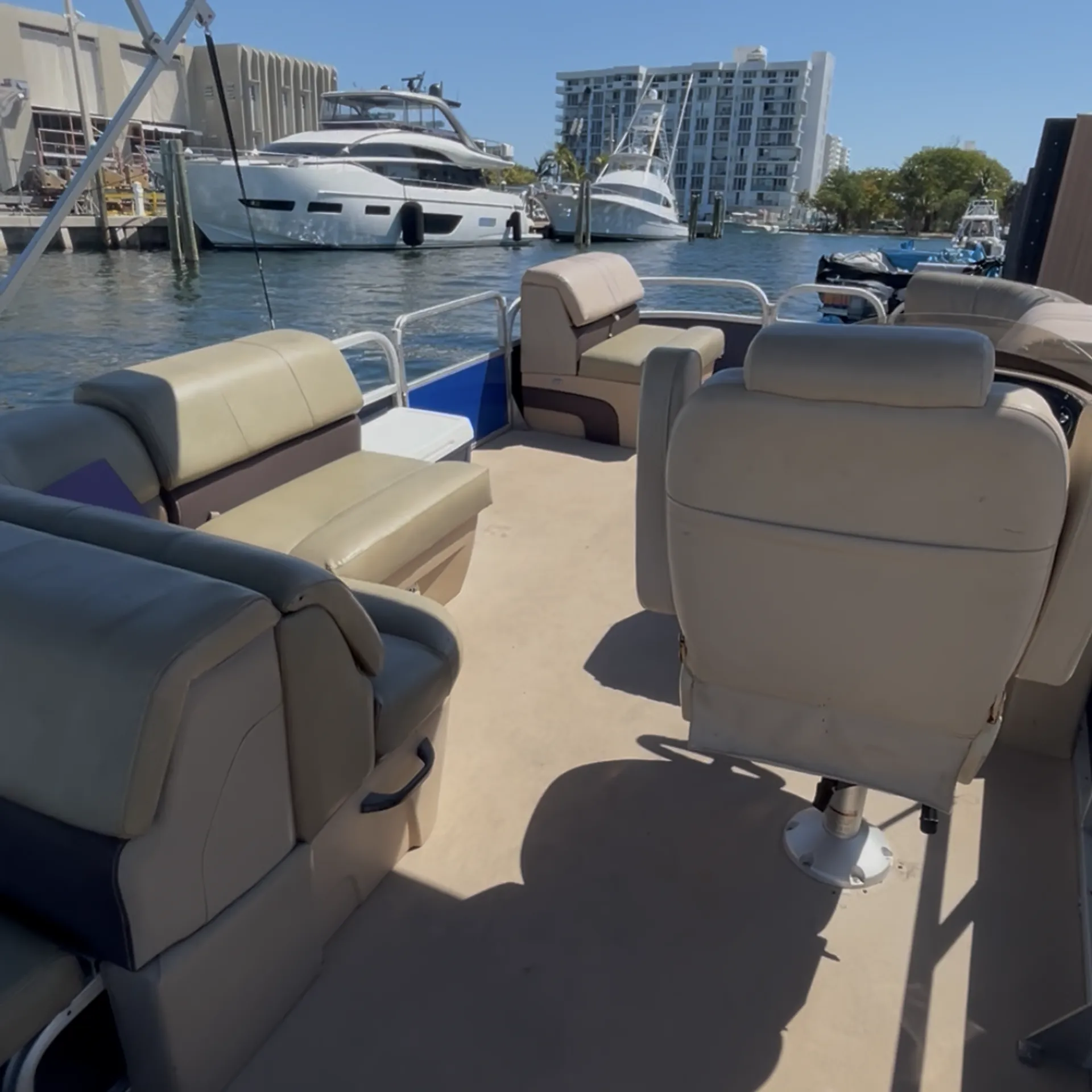 SUN TRACKER BY TRACKER MARINE PARTY BARGE 22 DLX SIGNATURE W/90ELPT in Pompano Beach, FL — photo 10