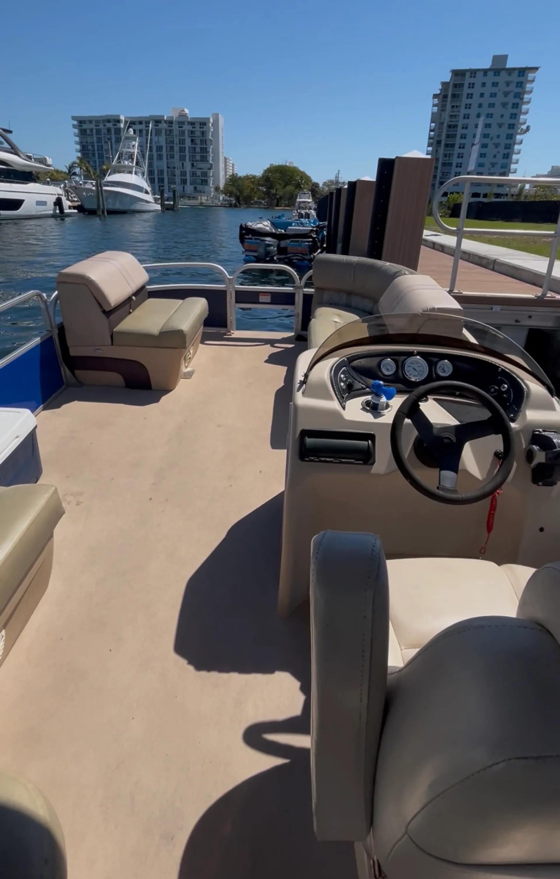 SUN TRACKER BY TRACKER MARINE PARTY BARGE 22 DLX SIGNATURE W/90ELPT in Pompano Beach, FL — photo 2