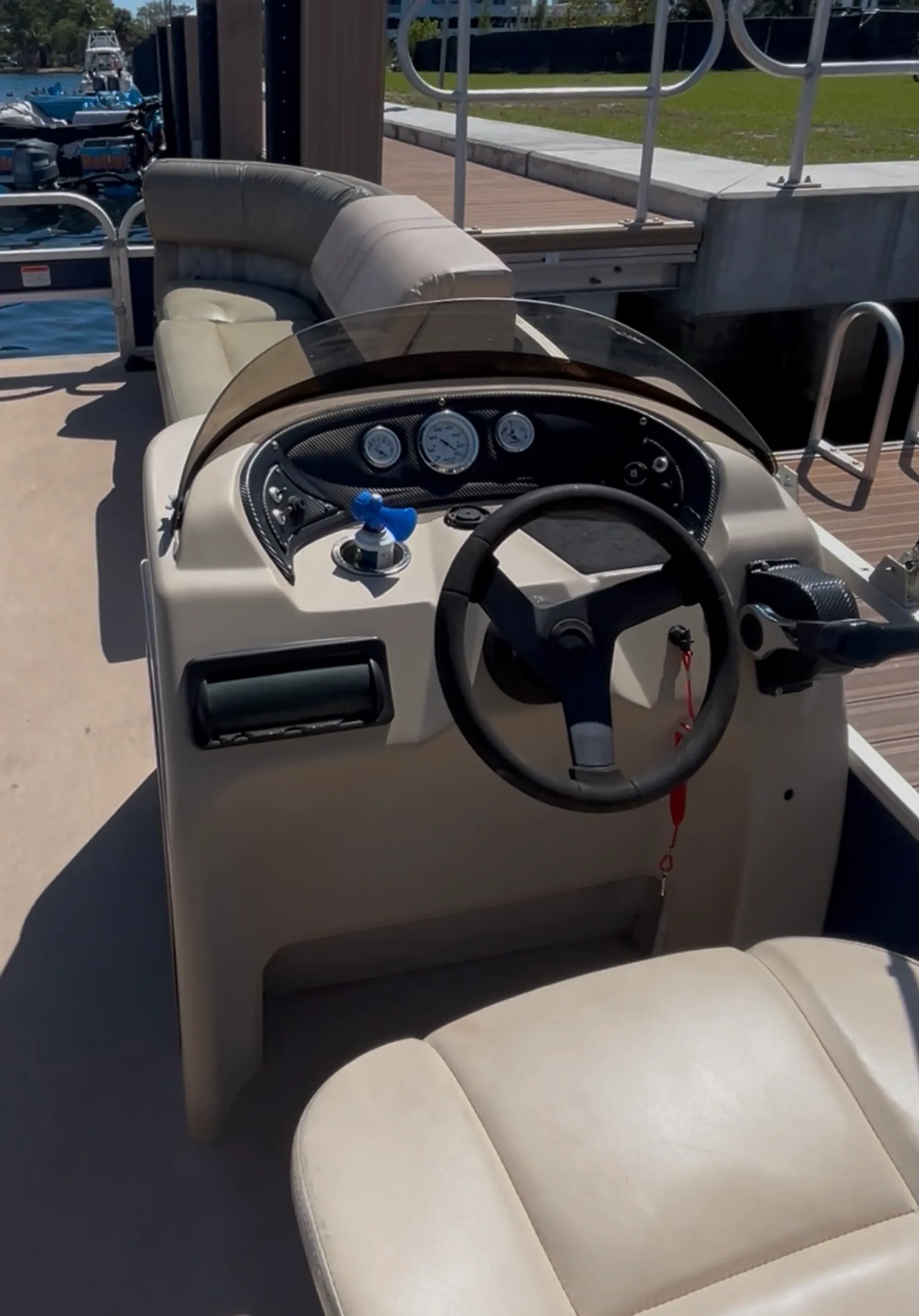 SUN TRACKER BY TRACKER MARINE PARTY BARGE 22 DLX SIGNATURE W/90ELPT in Pompano Beach, FL — photo 3