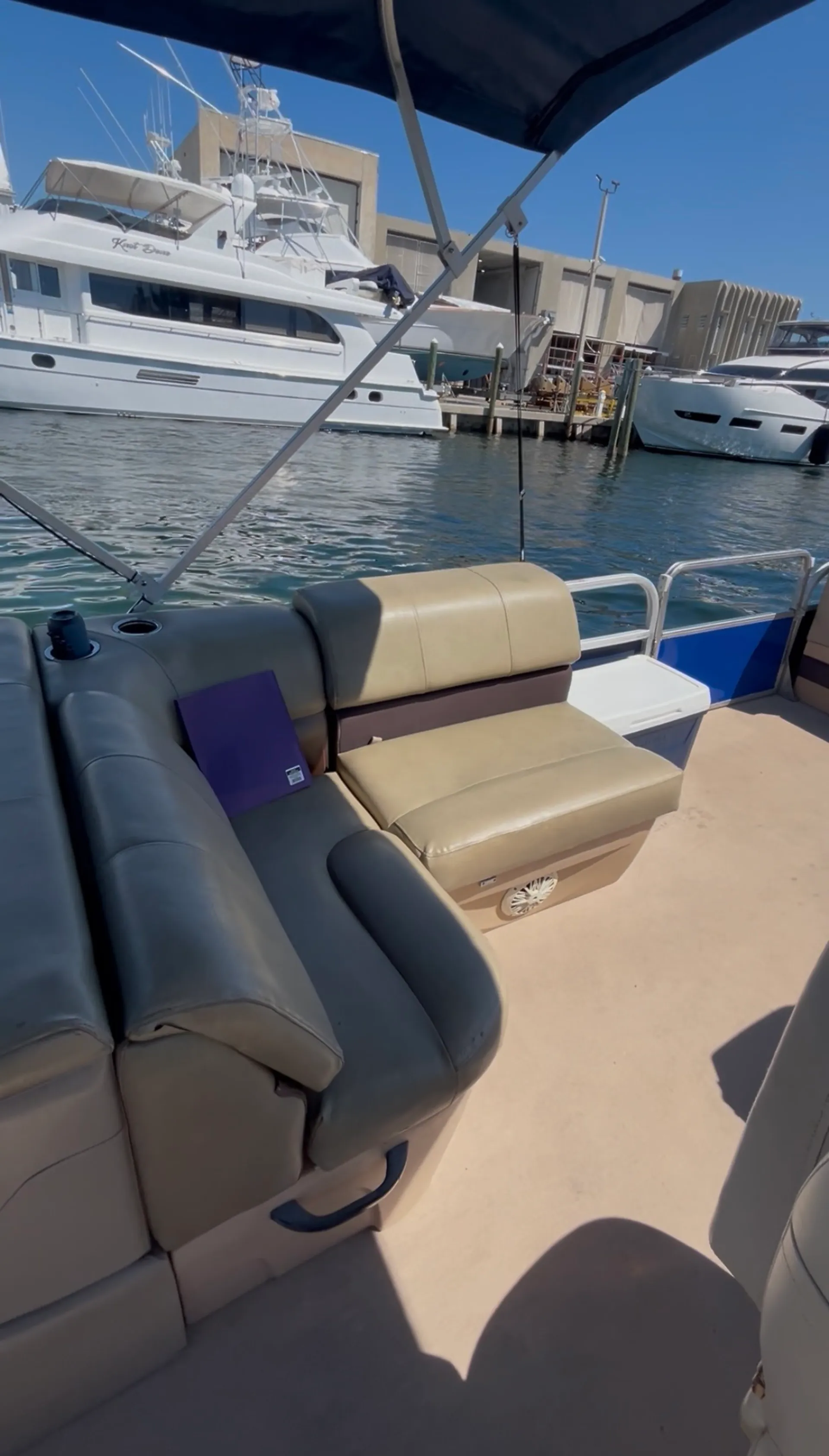 SUN TRACKER BY TRACKER MARINE PARTY BARGE 22 DLX SIGNATURE W/90ELPT in Pompano Beach, FL — photo 6
