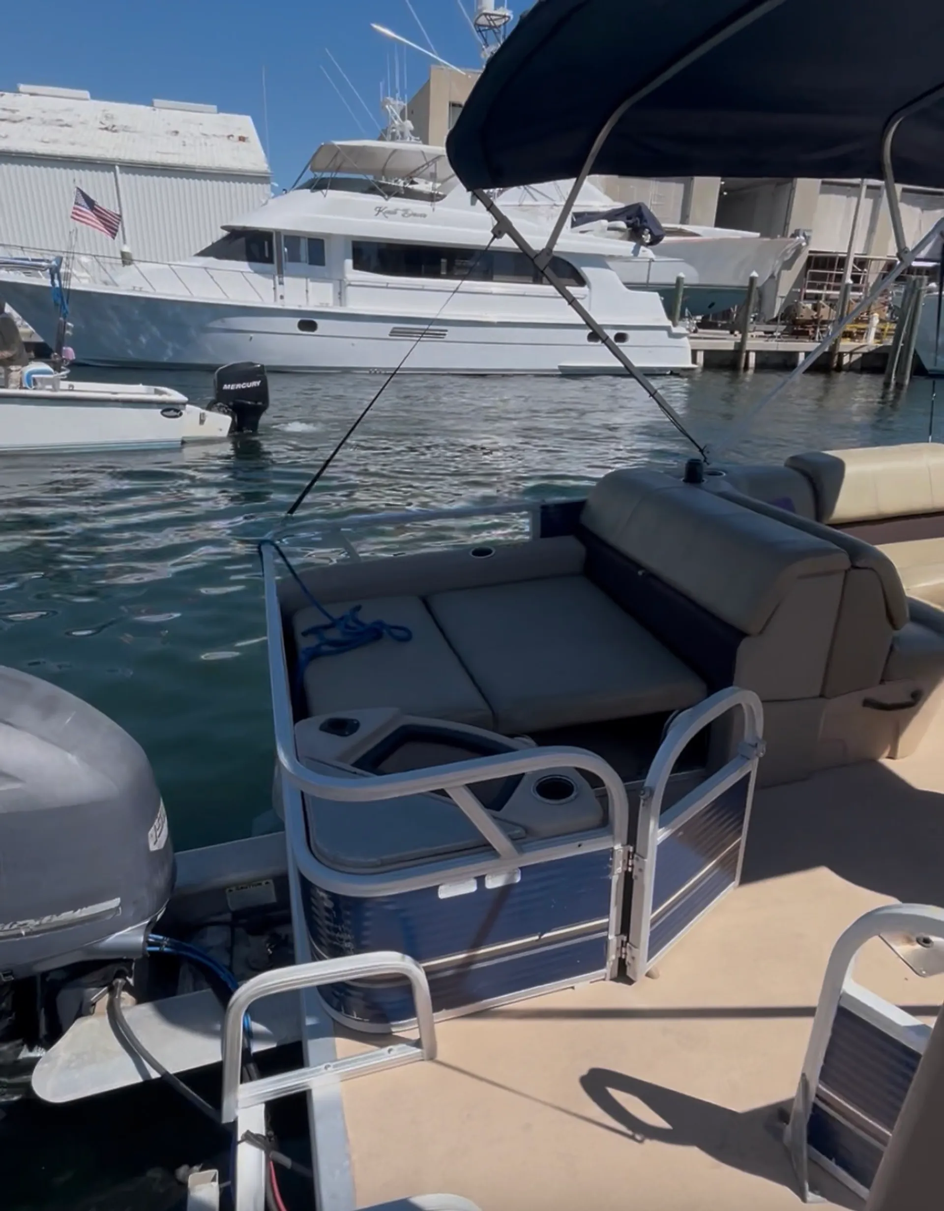 SUN TRACKER BY TRACKER MARINE PARTY BARGE 22 DLX SIGNATURE W/90ELPT in Pompano Beach, FL — photo 7