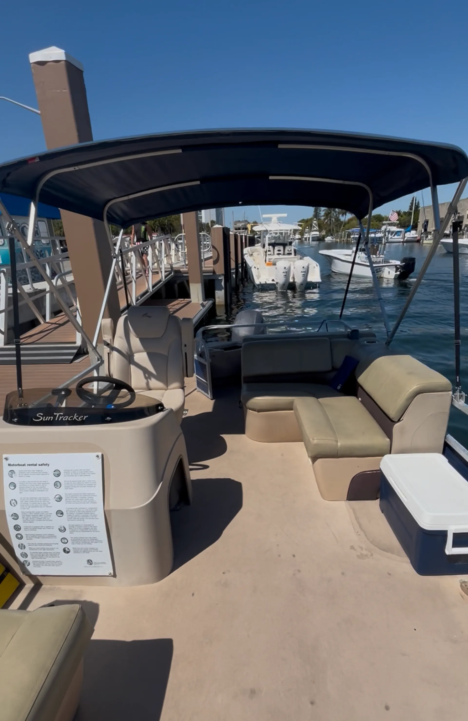 SUN TRACKER BY TRACKER MARINE PARTY BARGE 22 DLX SIGNATURE W/90ELPT in Pompano Beach, FL — photo 5