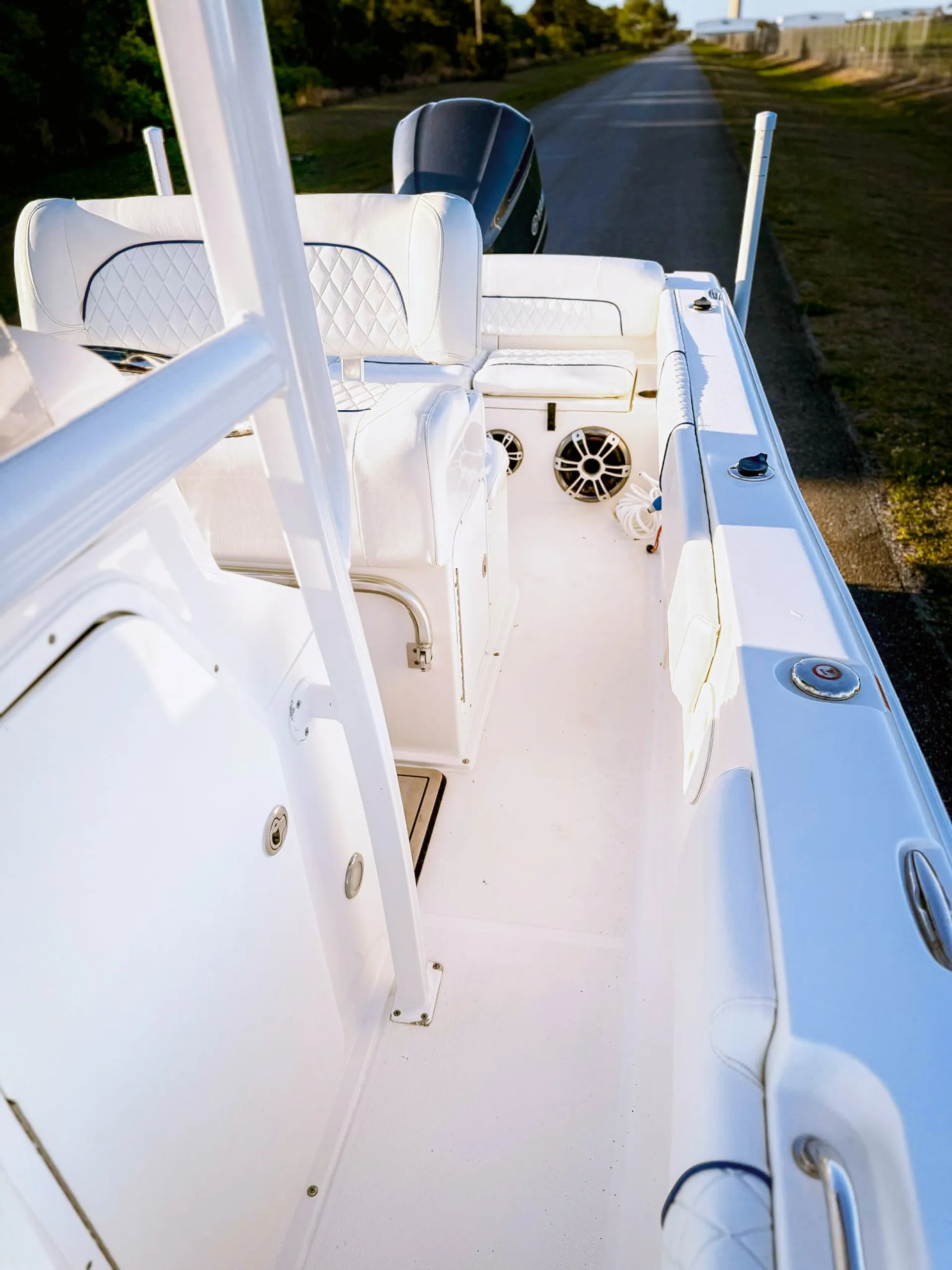 Sleek 23’ Sea Hunt – Perfect for Sandbars, Fishing &amp; Cruising!