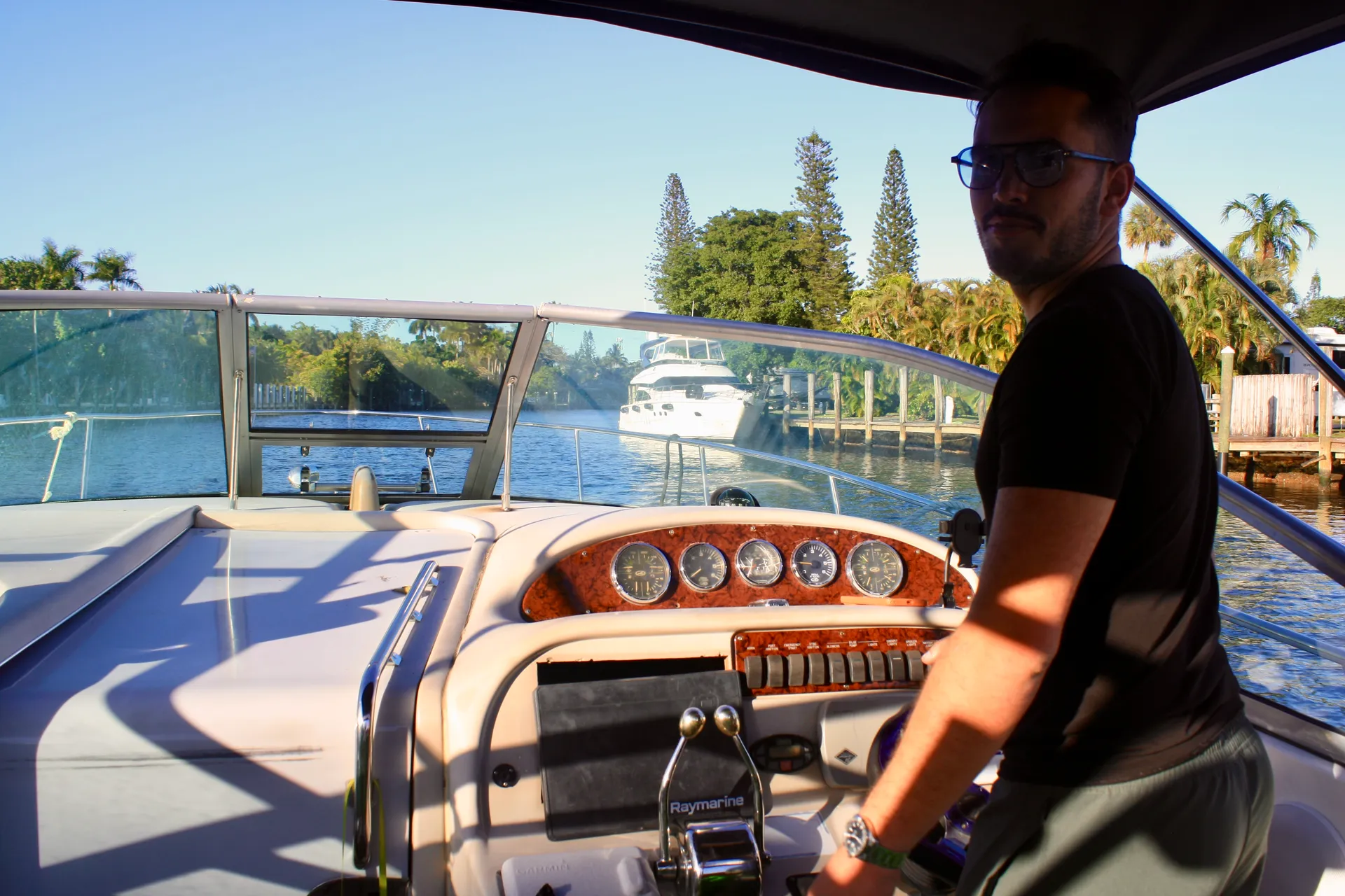 SEA RAY BOATS 290 AMBERJACK V-DRIVE in Fort Lauderdale, FL — photo 3
