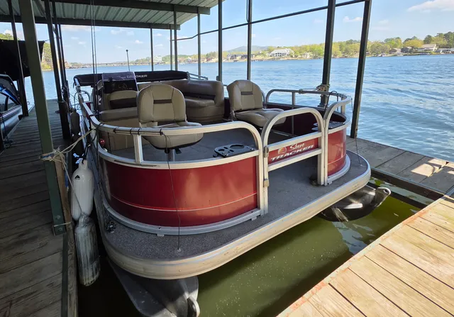 Rent a SUN TRACKER pontoon in Hot Springs, AR near me