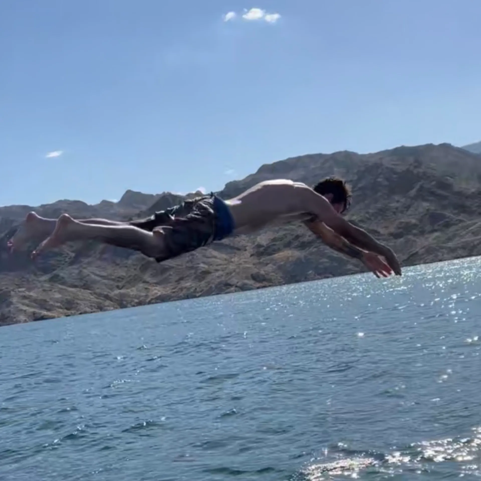 SPACIOUS 22FT TRITOON WITH BIG 200 HP MERCURY & lILYPAD DIVING BOARD