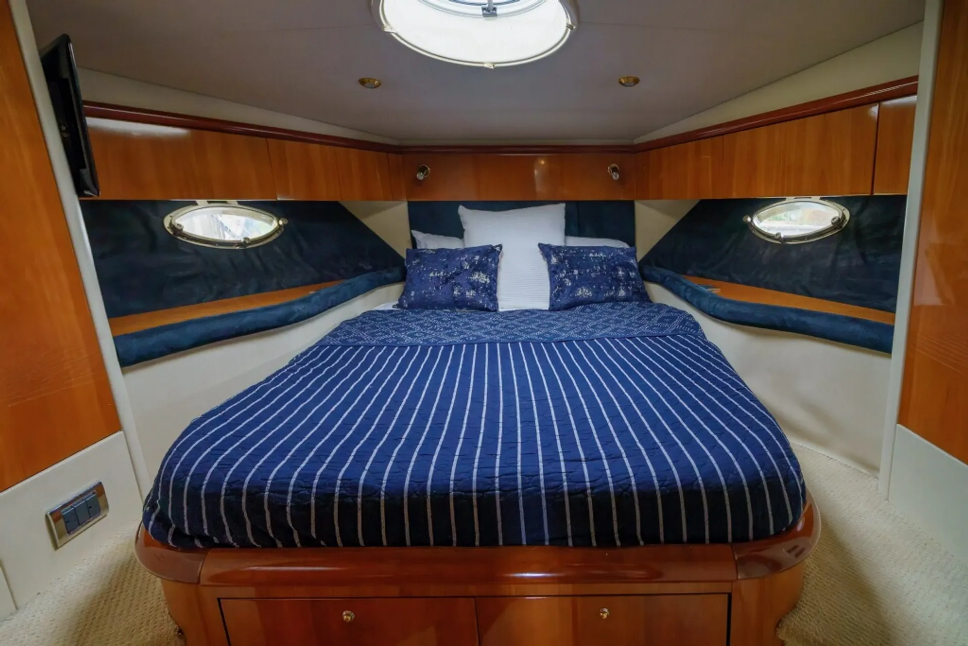 56' Luxury Yacht Crab Island Cruise 12 ppl